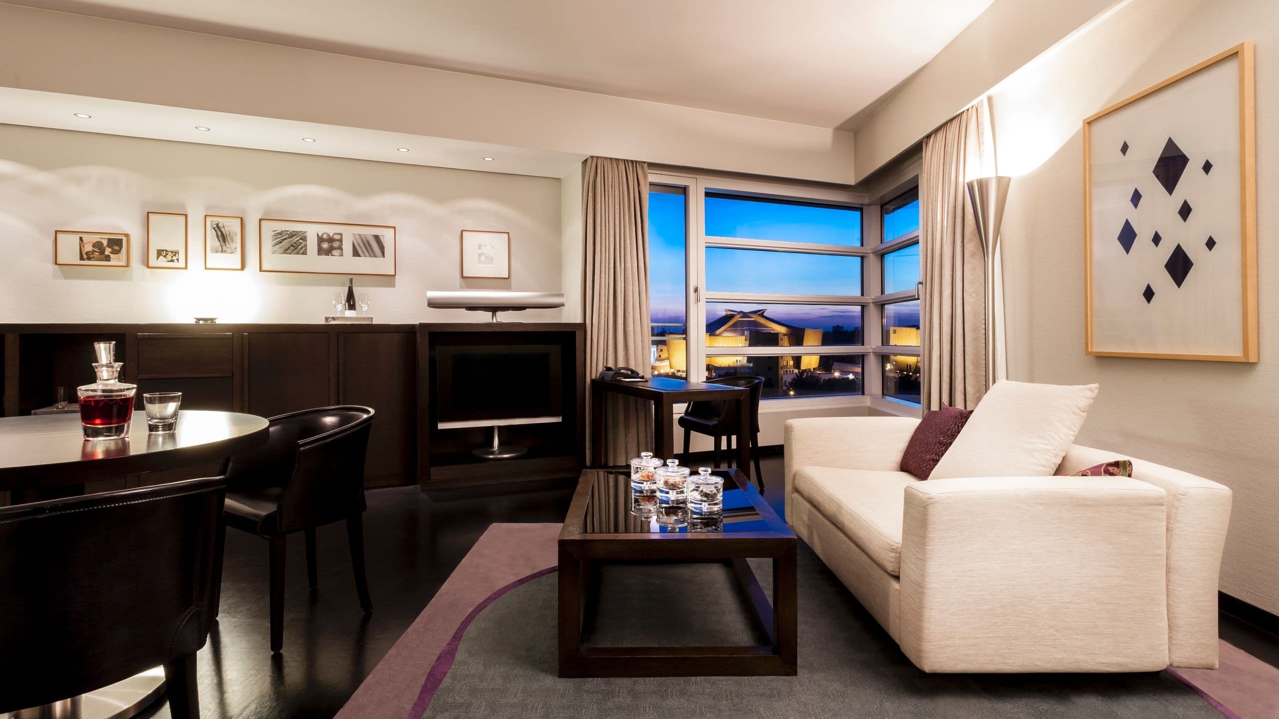 Grand Suite with City View - Image 1