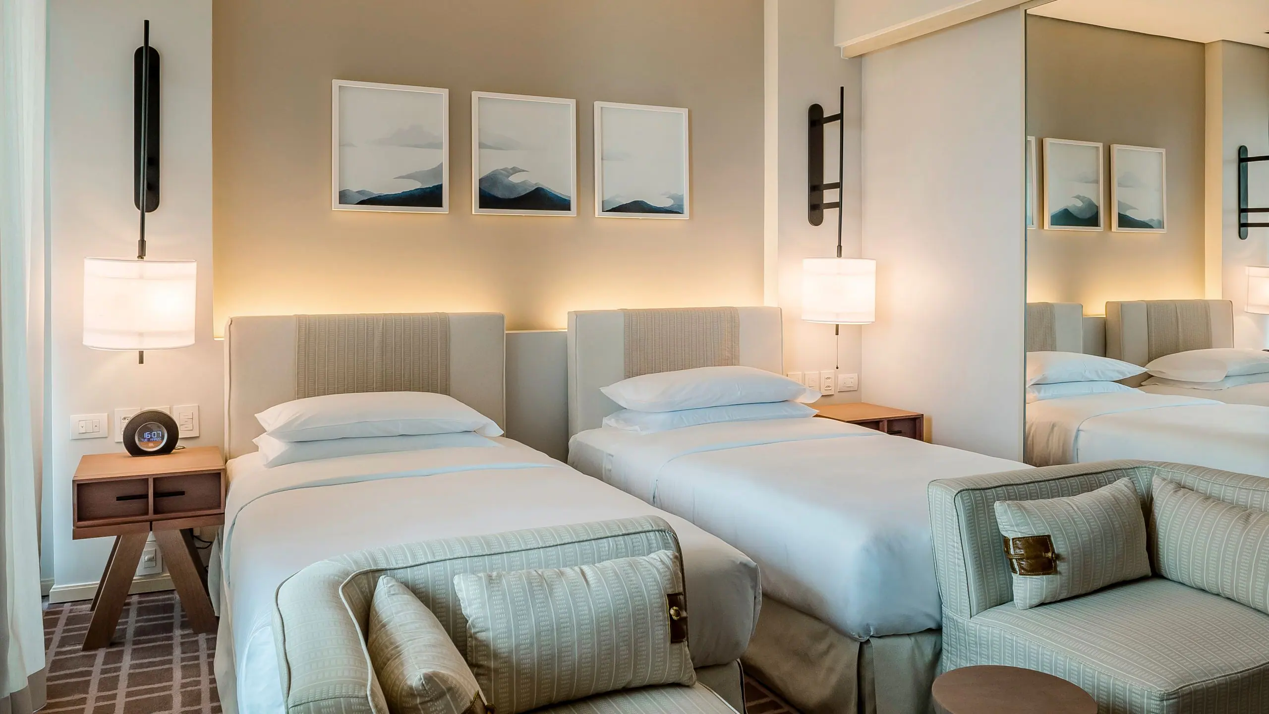 2 Twin Beds - Image 1