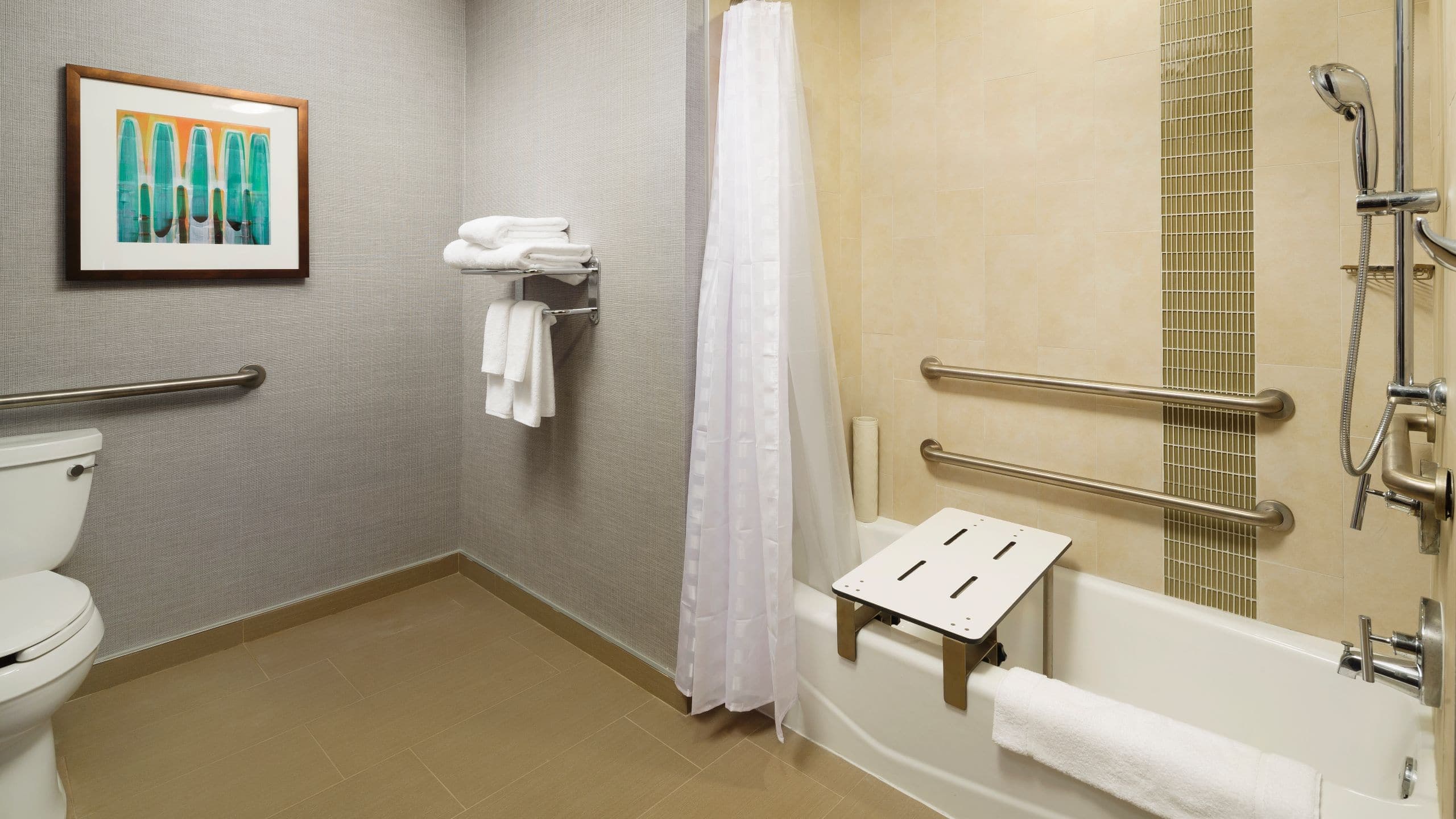 Accessible King Bed/Tub (With Sofa Bed) - Image 6