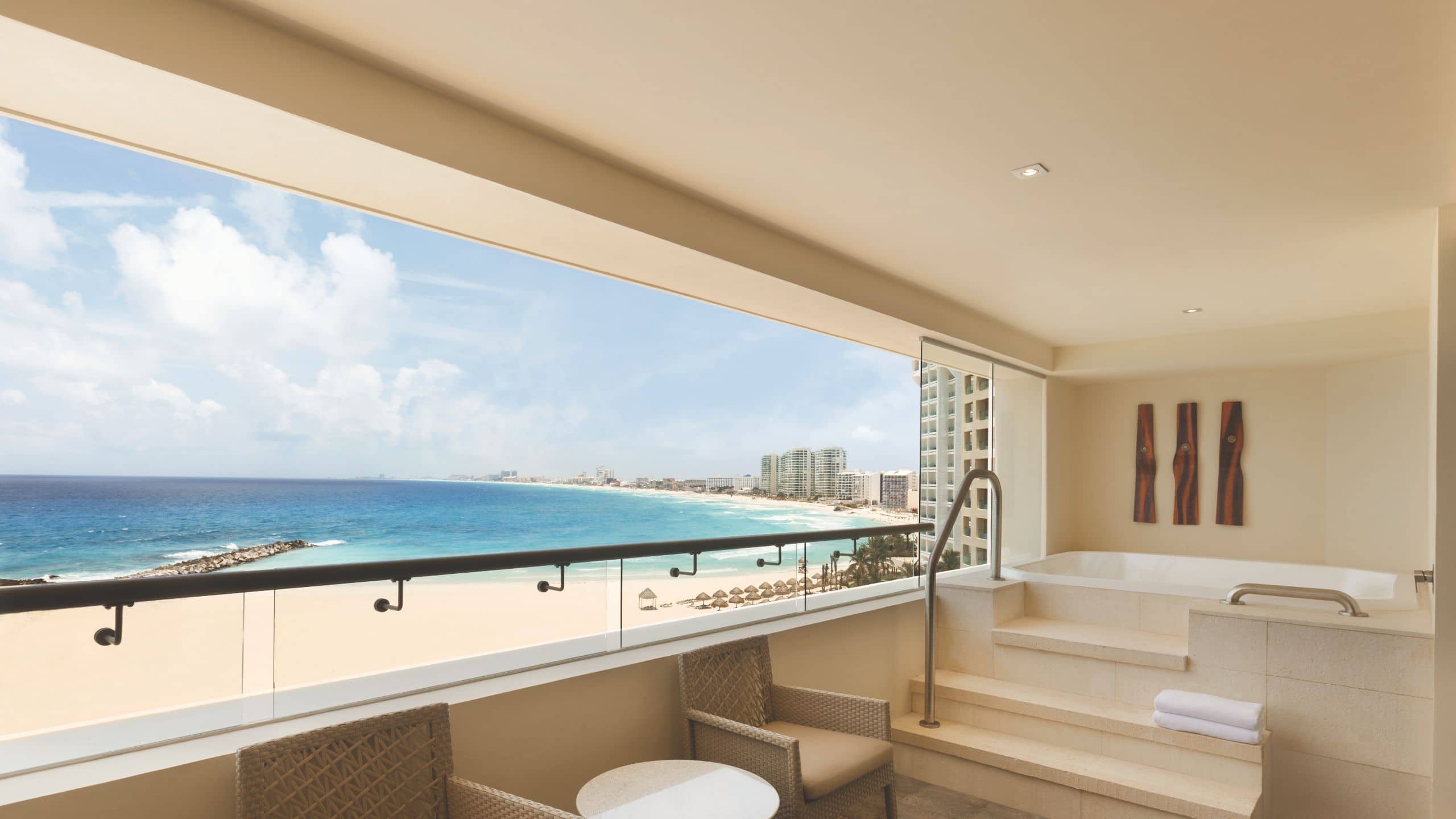 Club Ocean Front Corner Suite - Image 1
