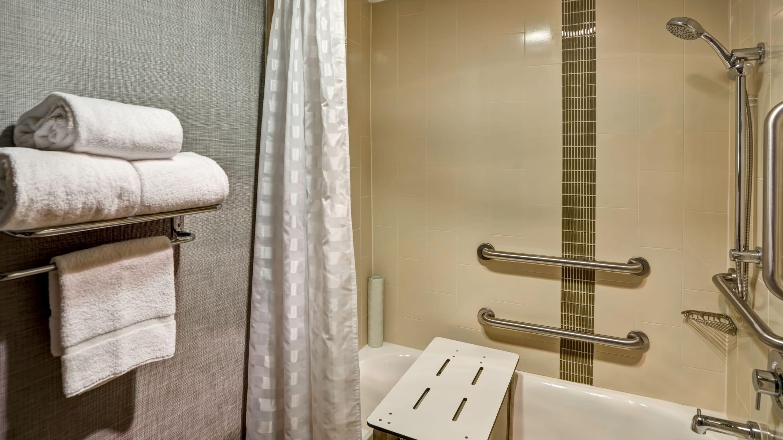 Accessible Two Double Beds/Tub (With Sofa Bed - Image 3