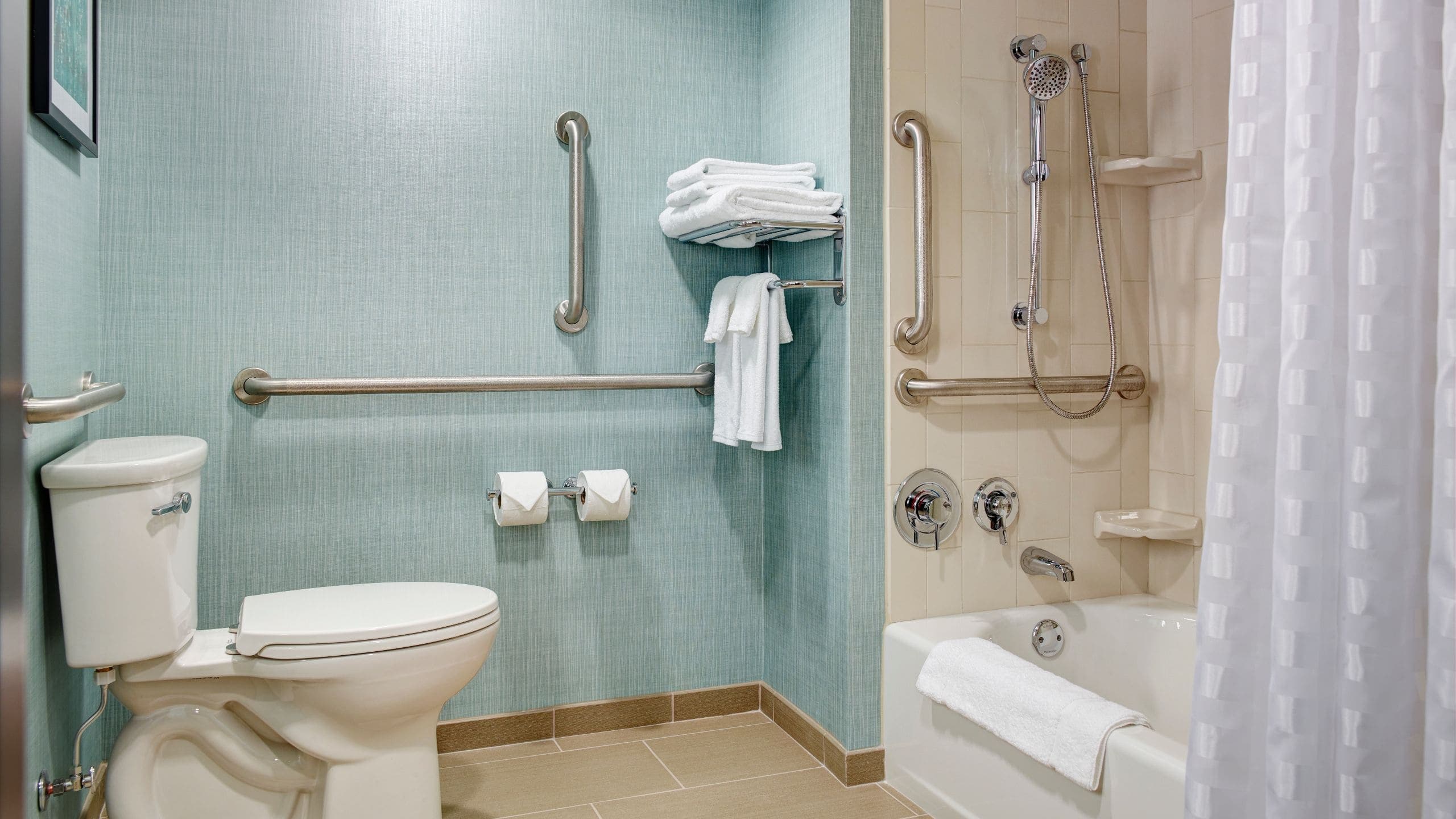 Accessible King Bed/Tub (with sofa bed) - Image 4