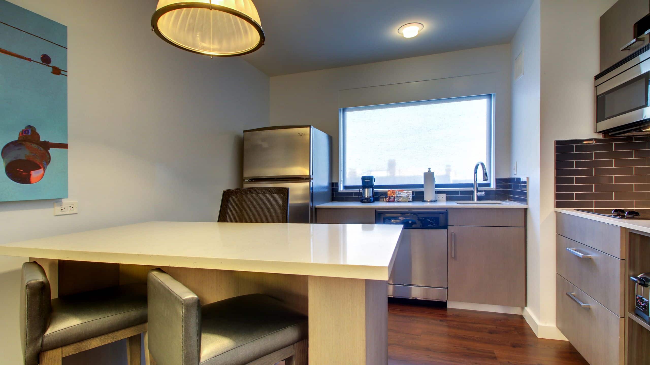 One-Bedroom King Bed Kitchen Suite With Sofa Bed - Image 5