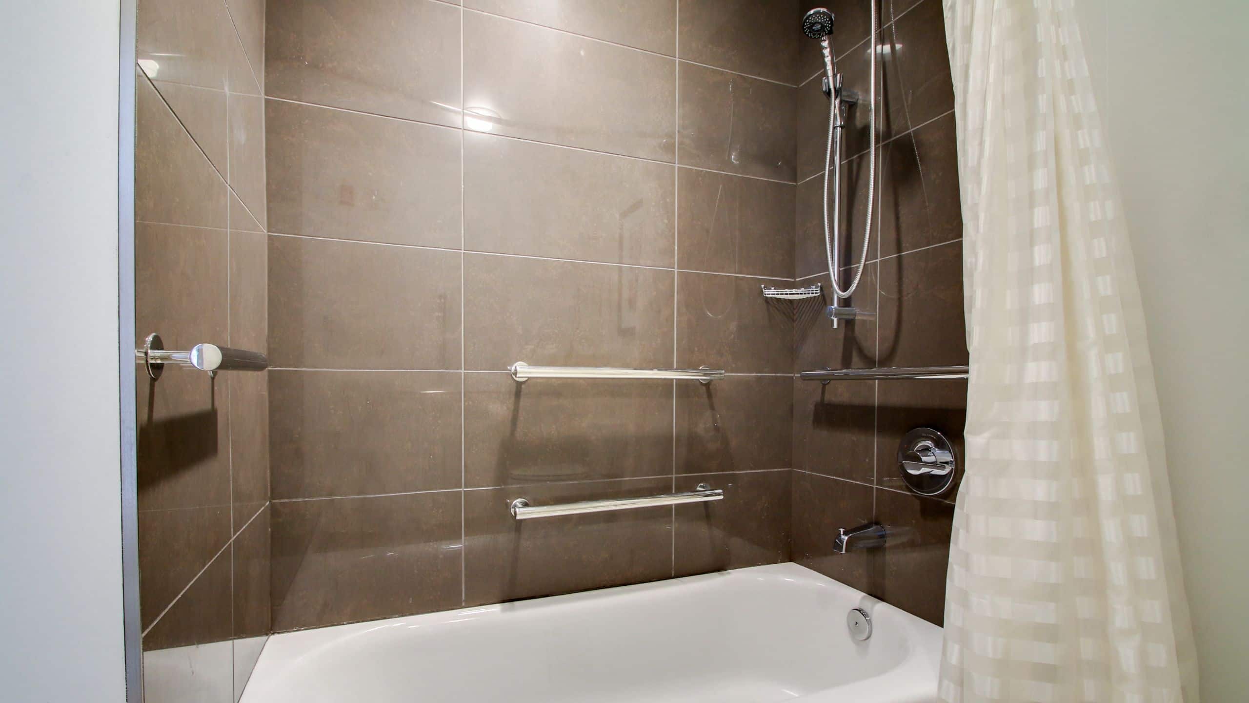 Accessible One-Bedroom Two Queen Bed Suite With Sofa Bed/Tub - Image 7