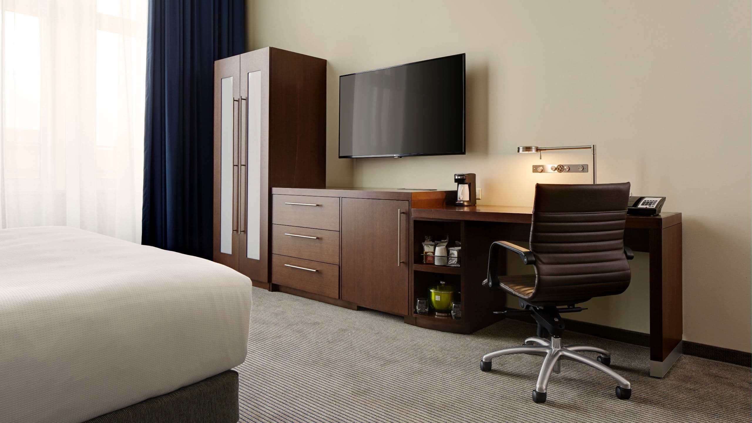 Accessible King Bed/Roll-In Shower (with sofa bed) - Image 4