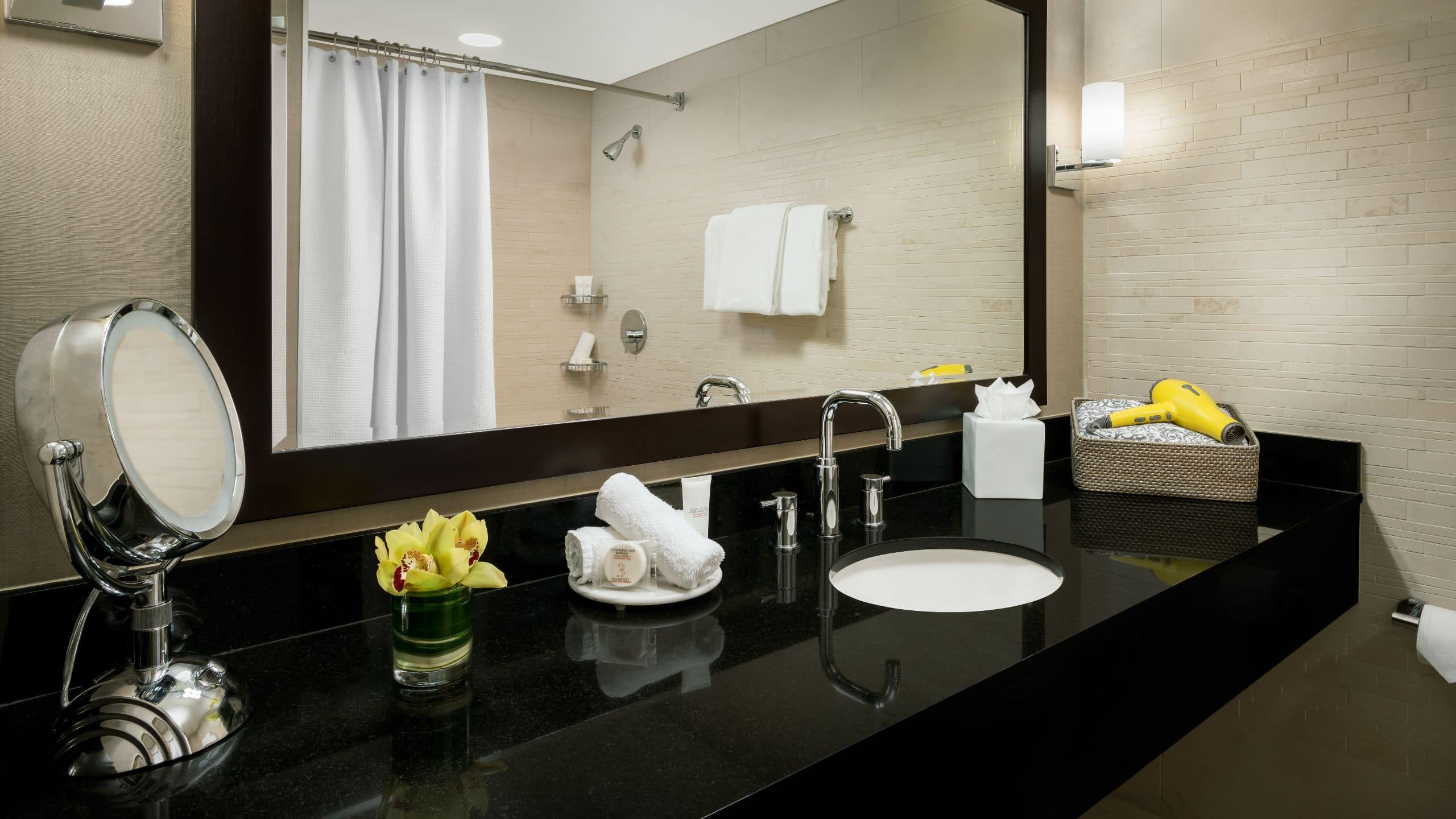 1 King Bed Accessible Tub - Image 4