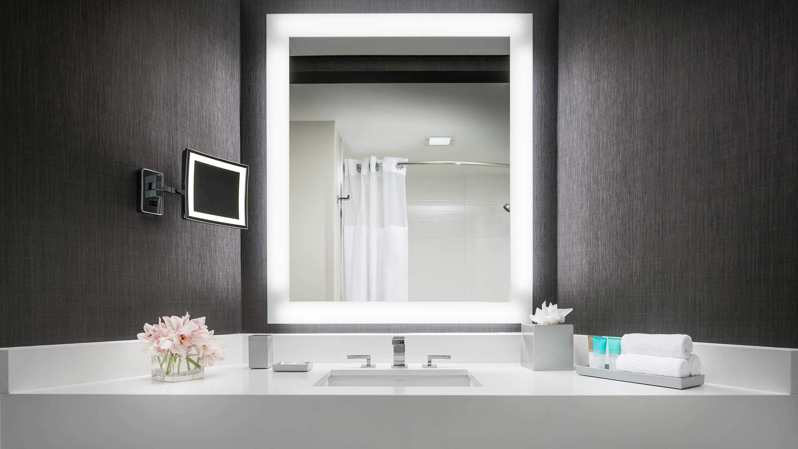 1 King Bed Accessible Tub - Image 2