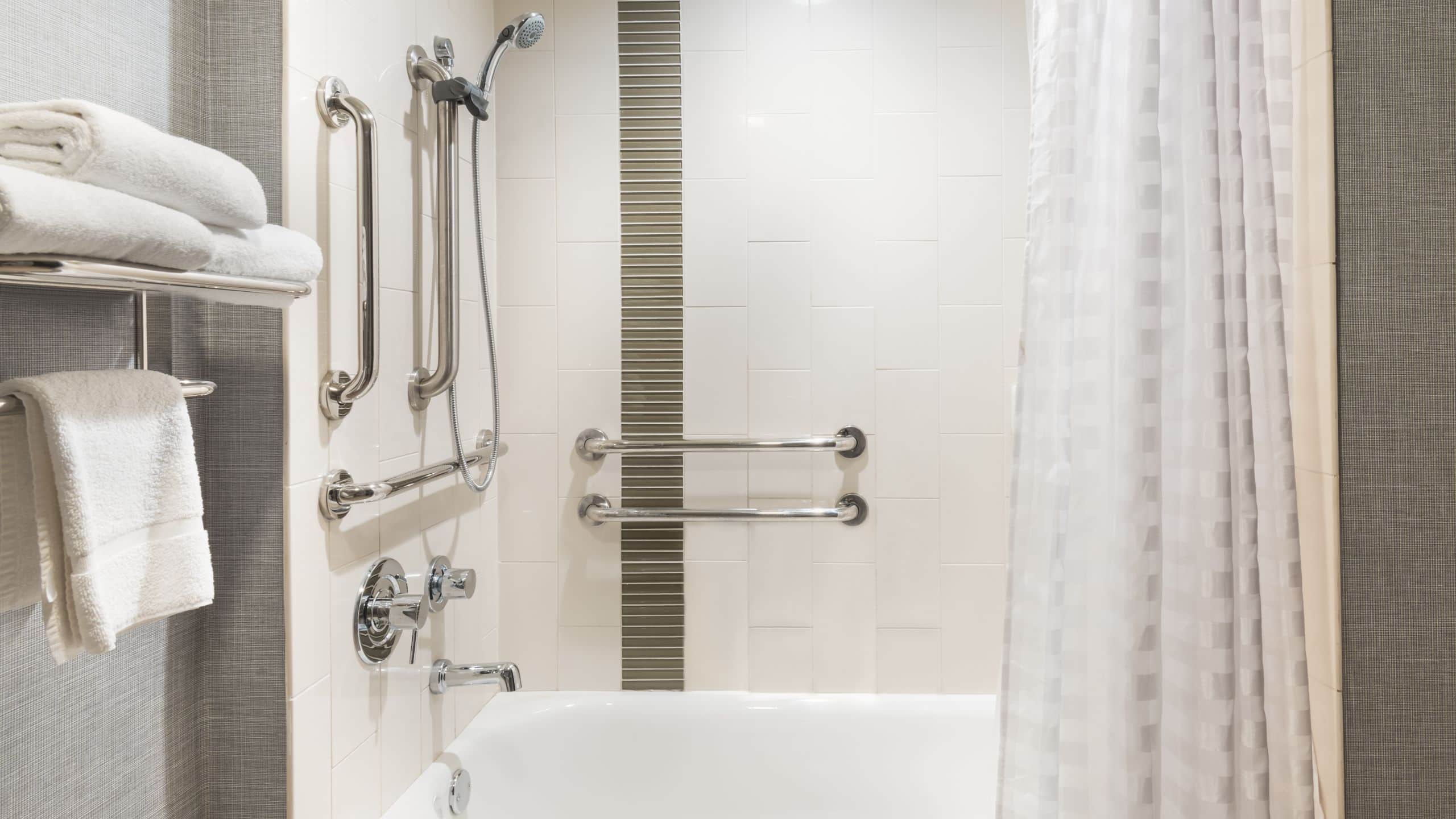 Accessible Two Double Beds/Tub - Image 3