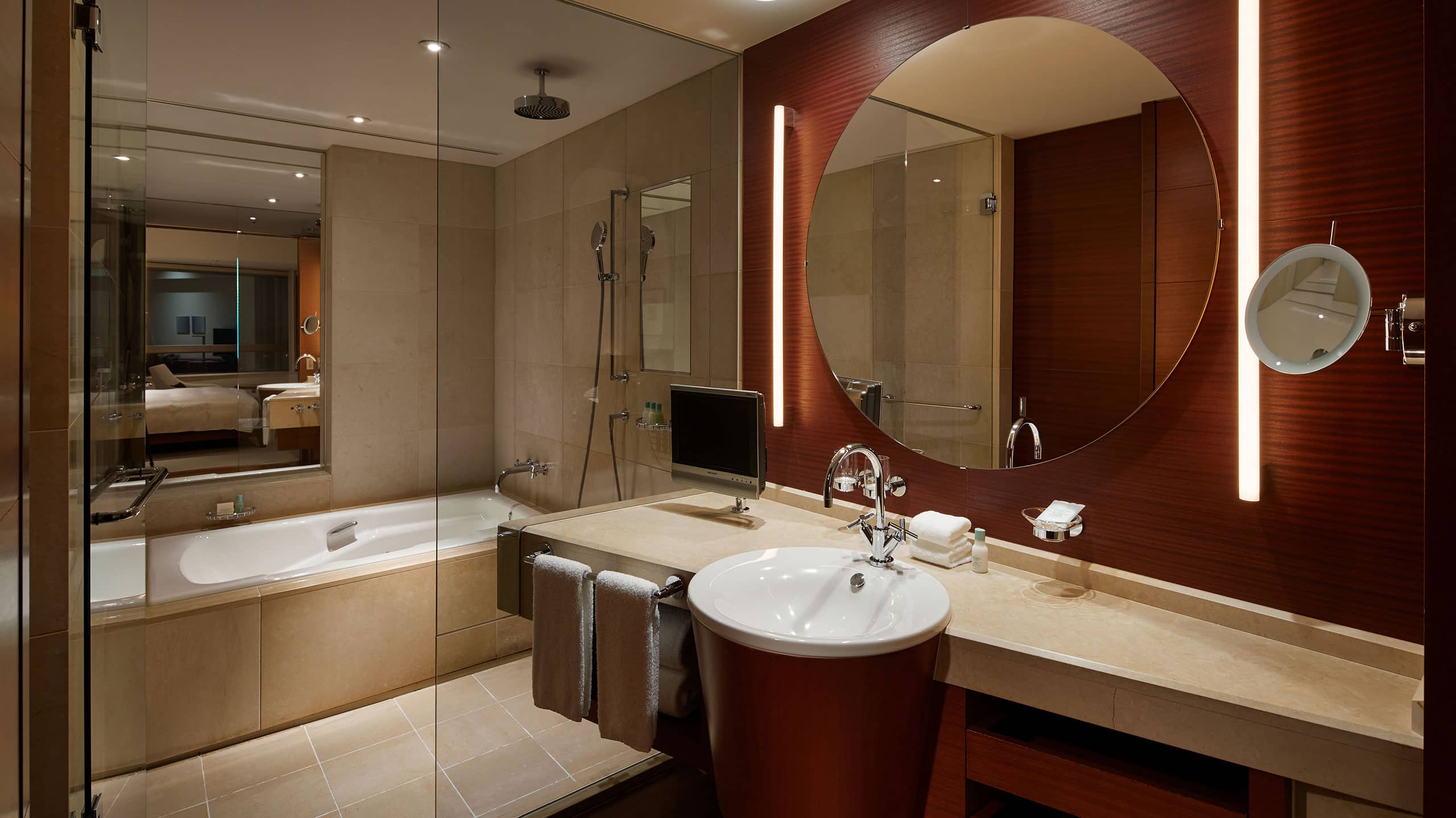 1 King Bed, Club Access - Image 3