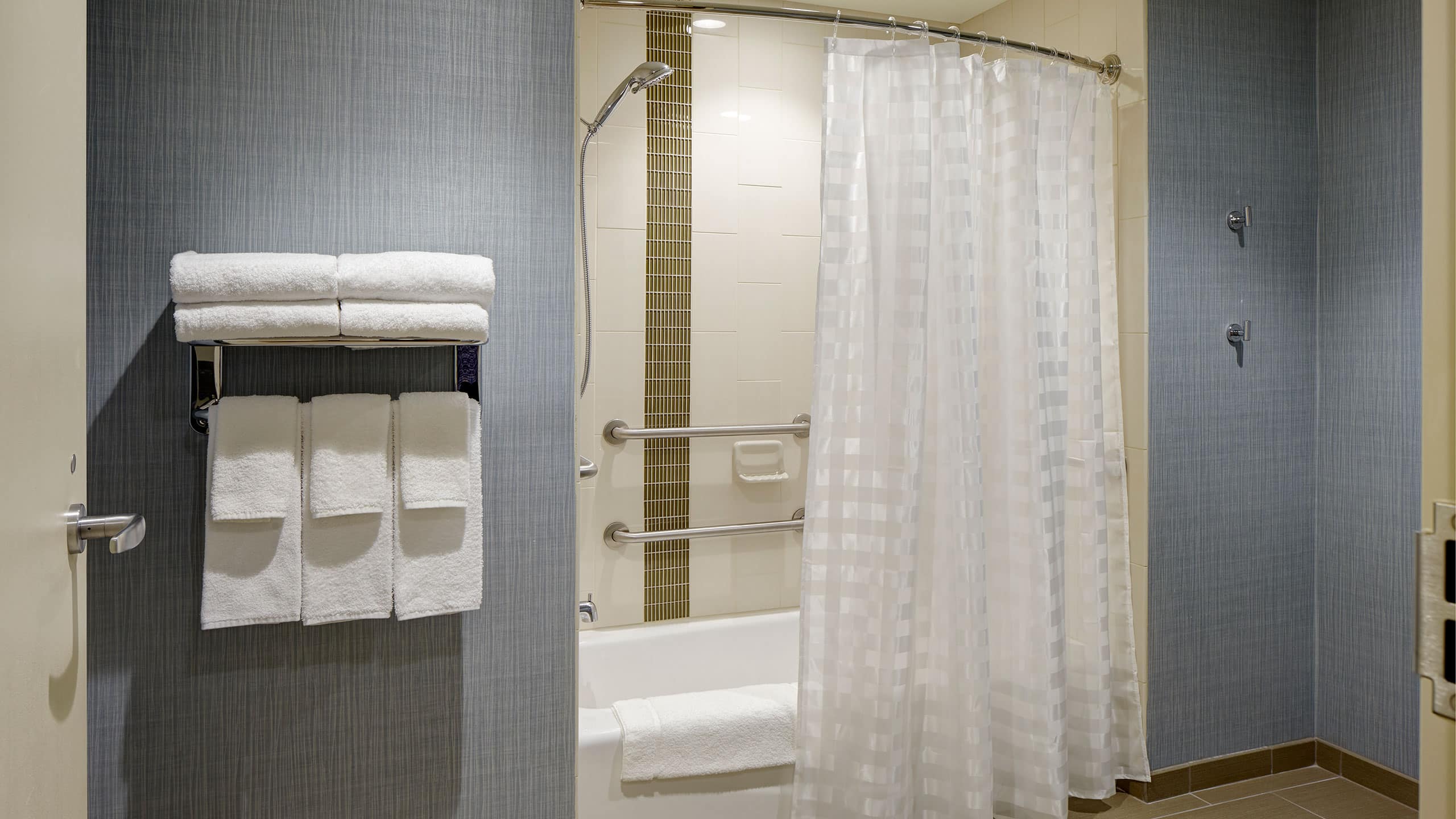 Accessible Queen Beds/Tub (with sofa bed) - Image 2