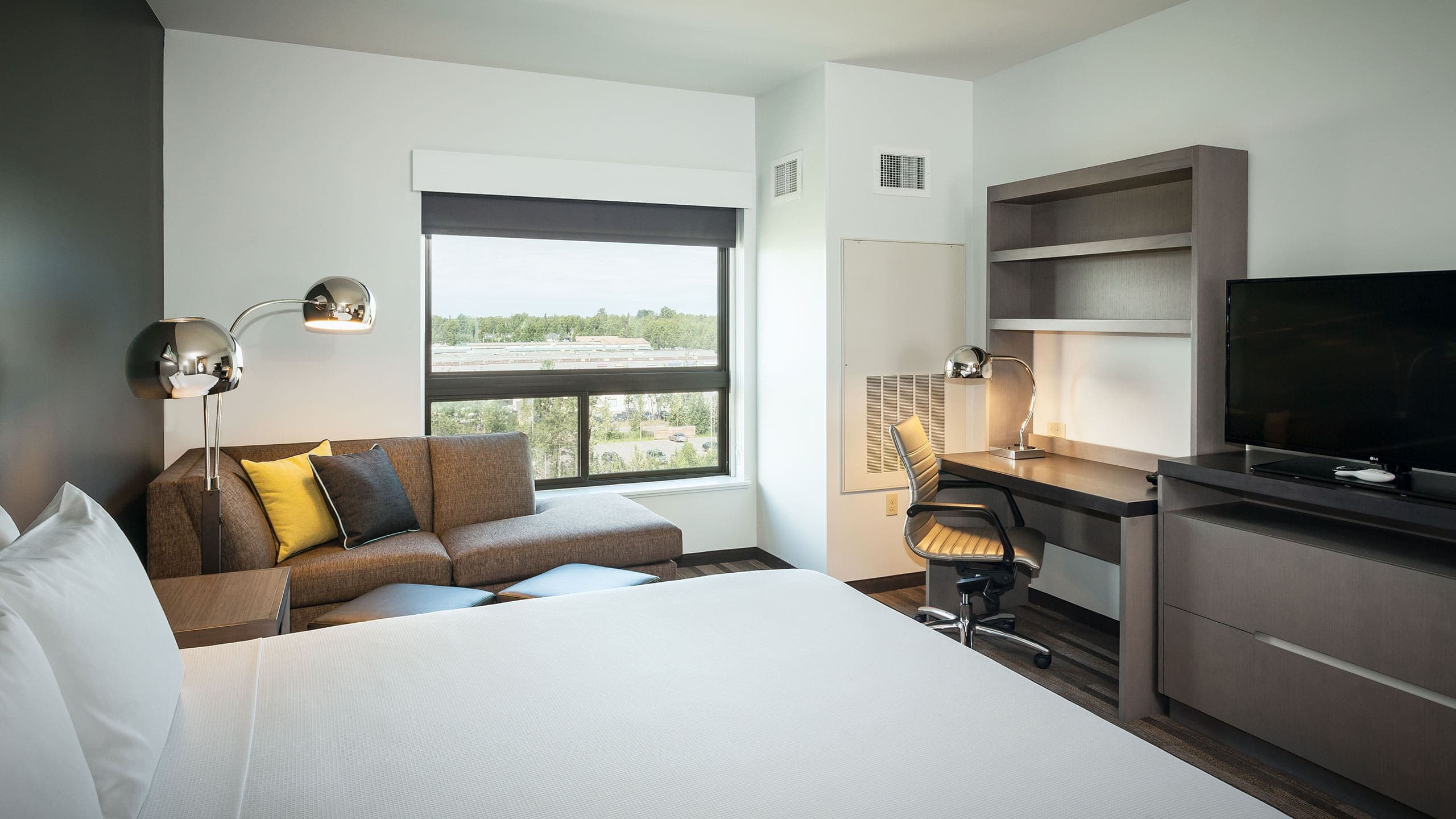 Accessible Den Guestroom/Roll-in Shower | King Bed - Image 1
