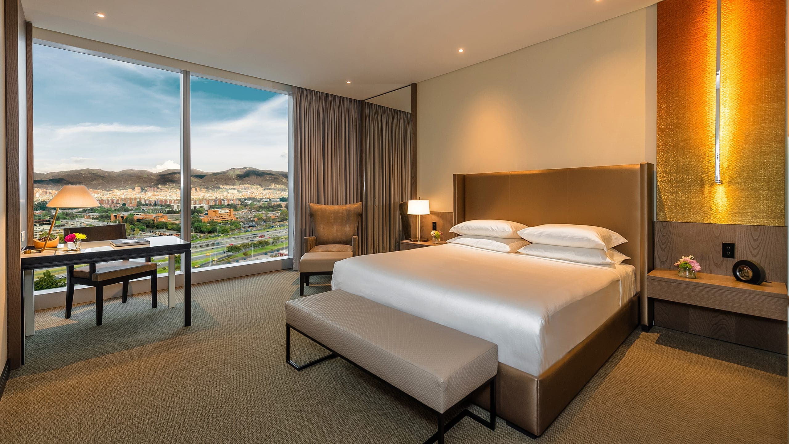 Accessible | King Bed / Roll-In Shower - Image 1