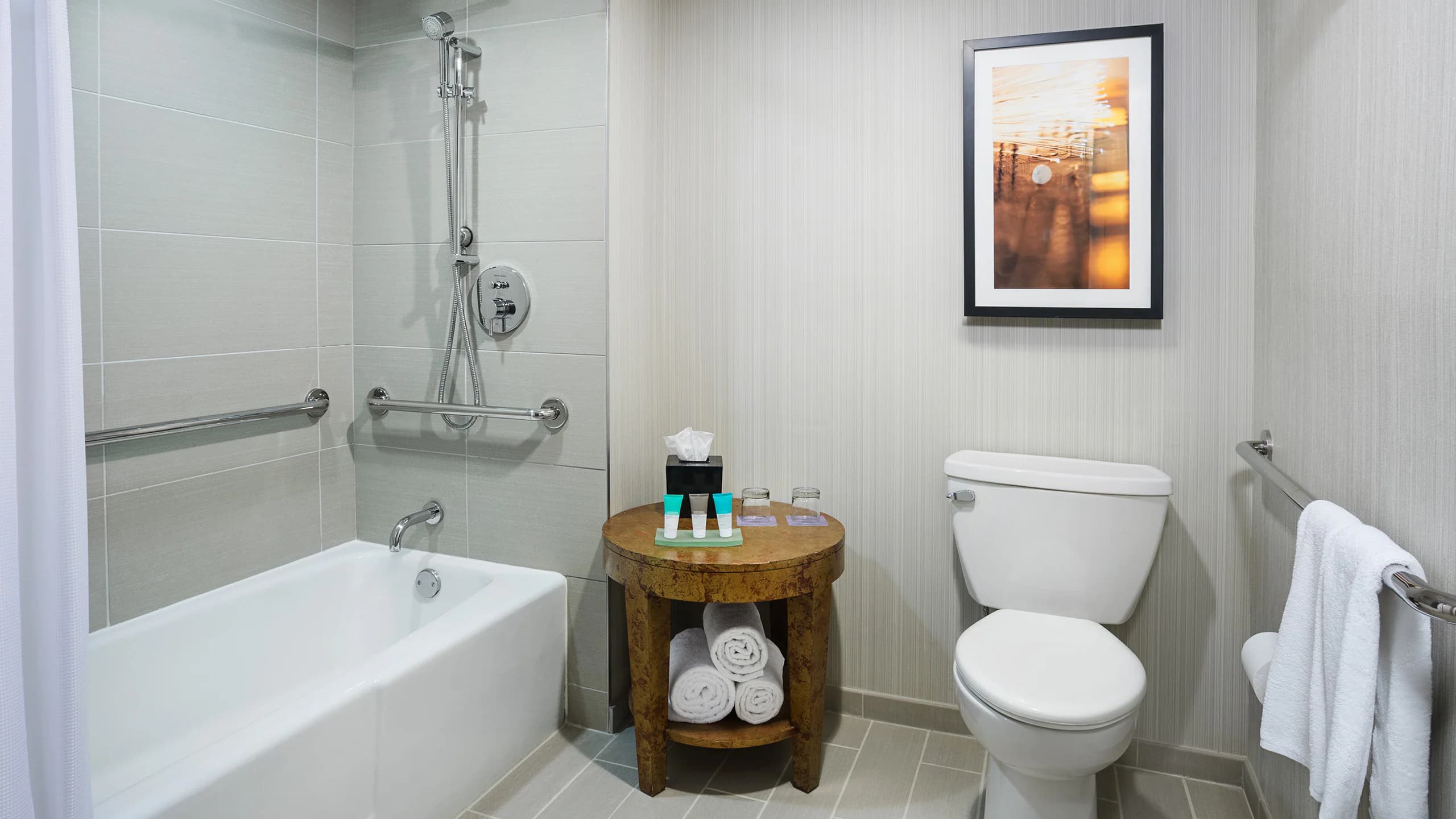 2 Double Beds Accessible Tub - Image 1