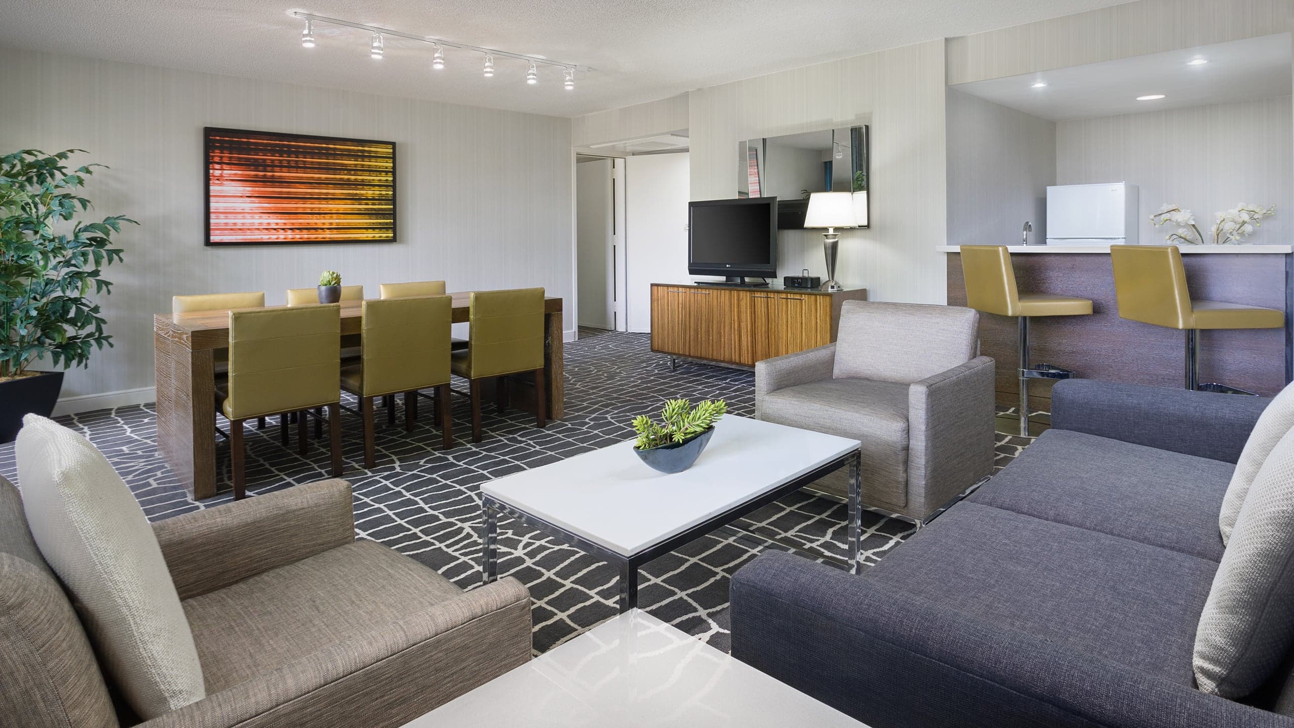 Ivy Suite - Image 1