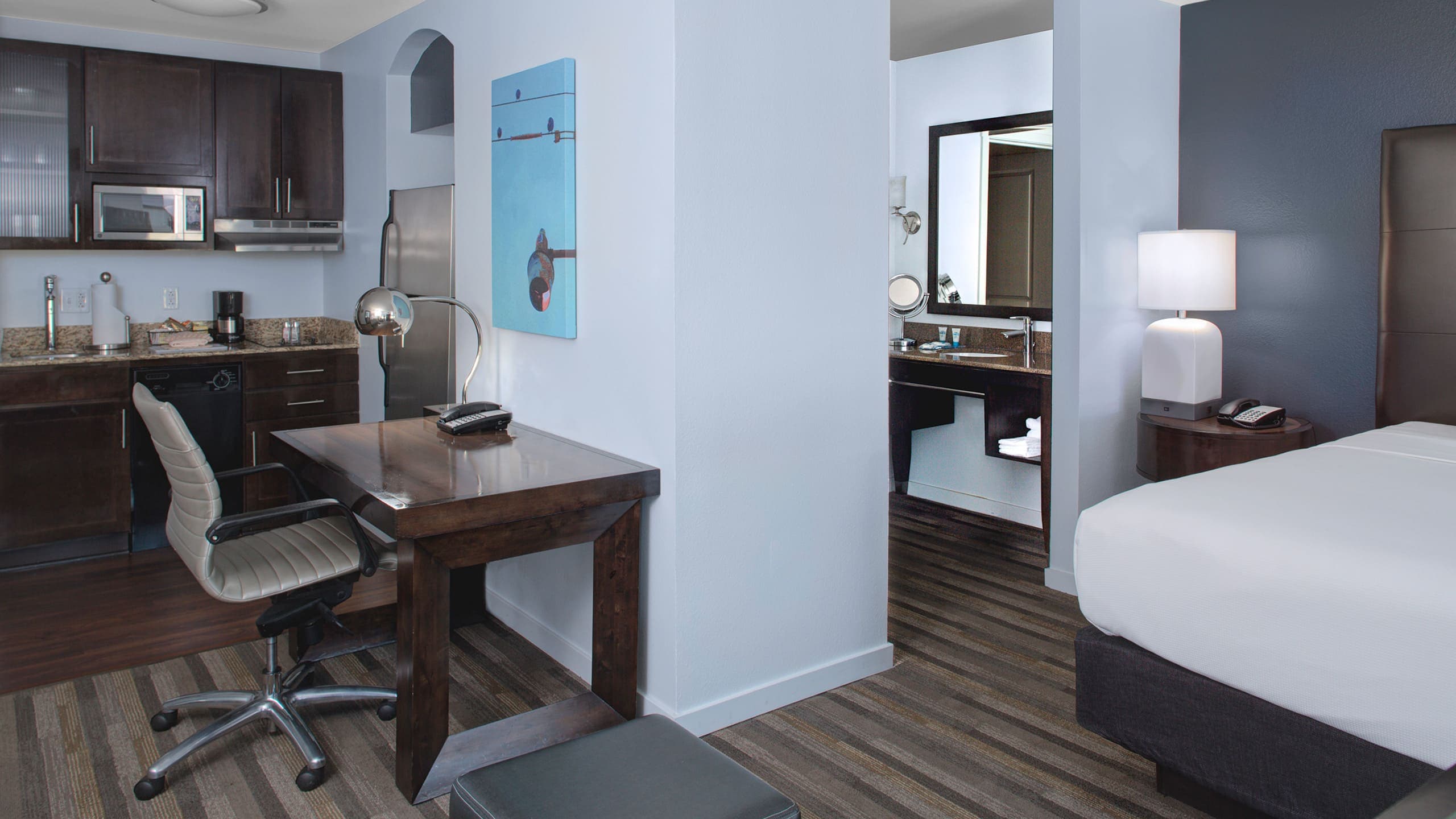 Accessible 1 King Suite Roll-in Shower - Image 2