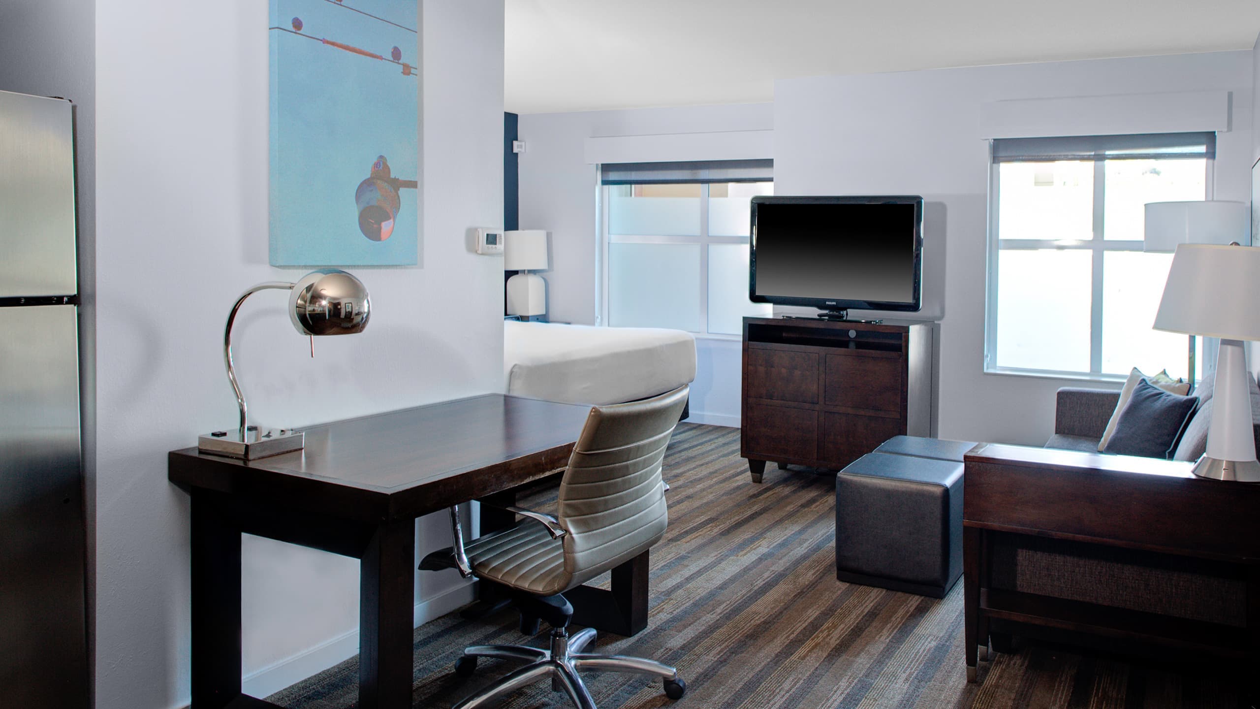 Studio King with Sofabed - Image 1