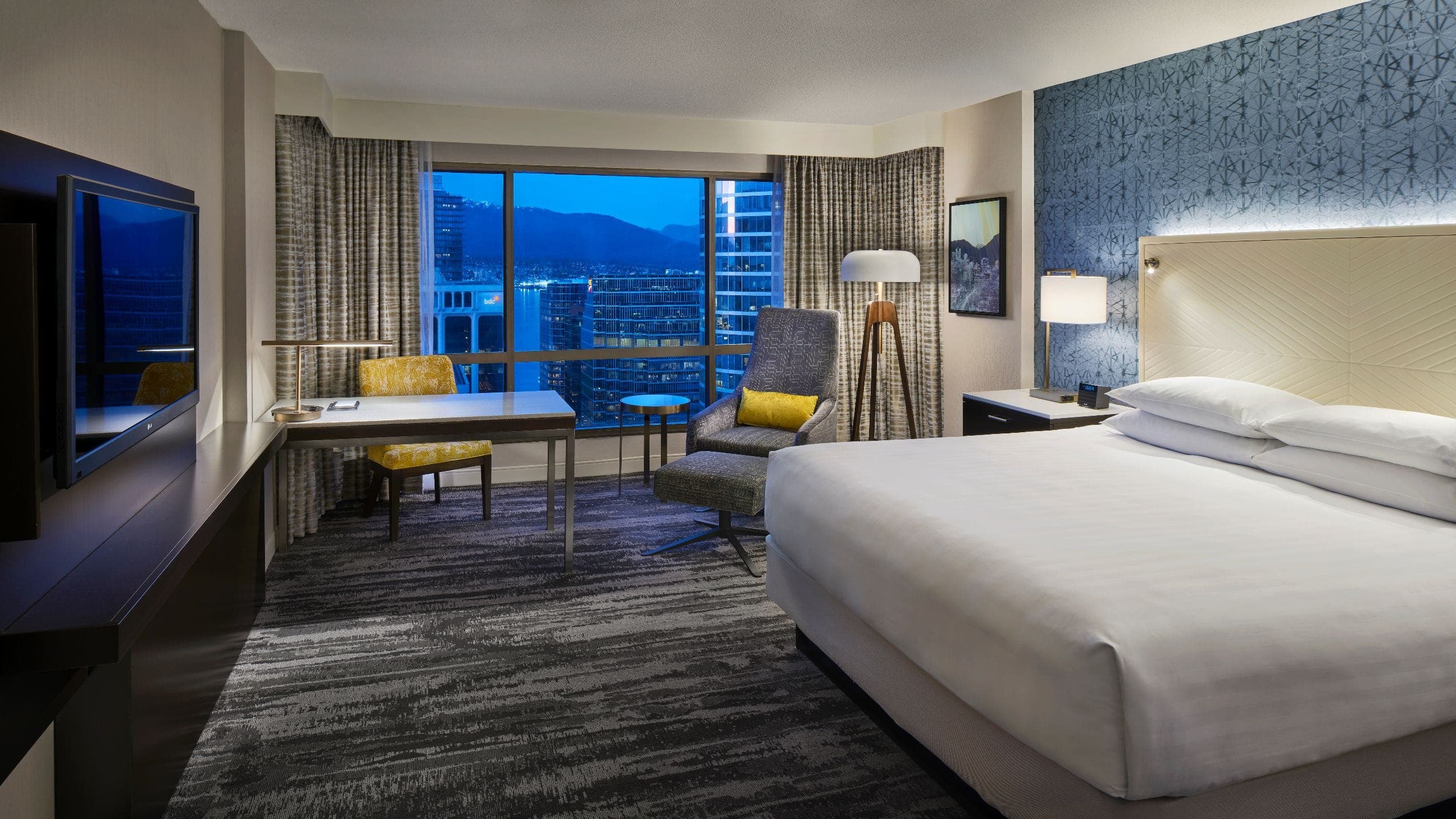 1 King Bed Accessible With Roll-In Shower - Image 1