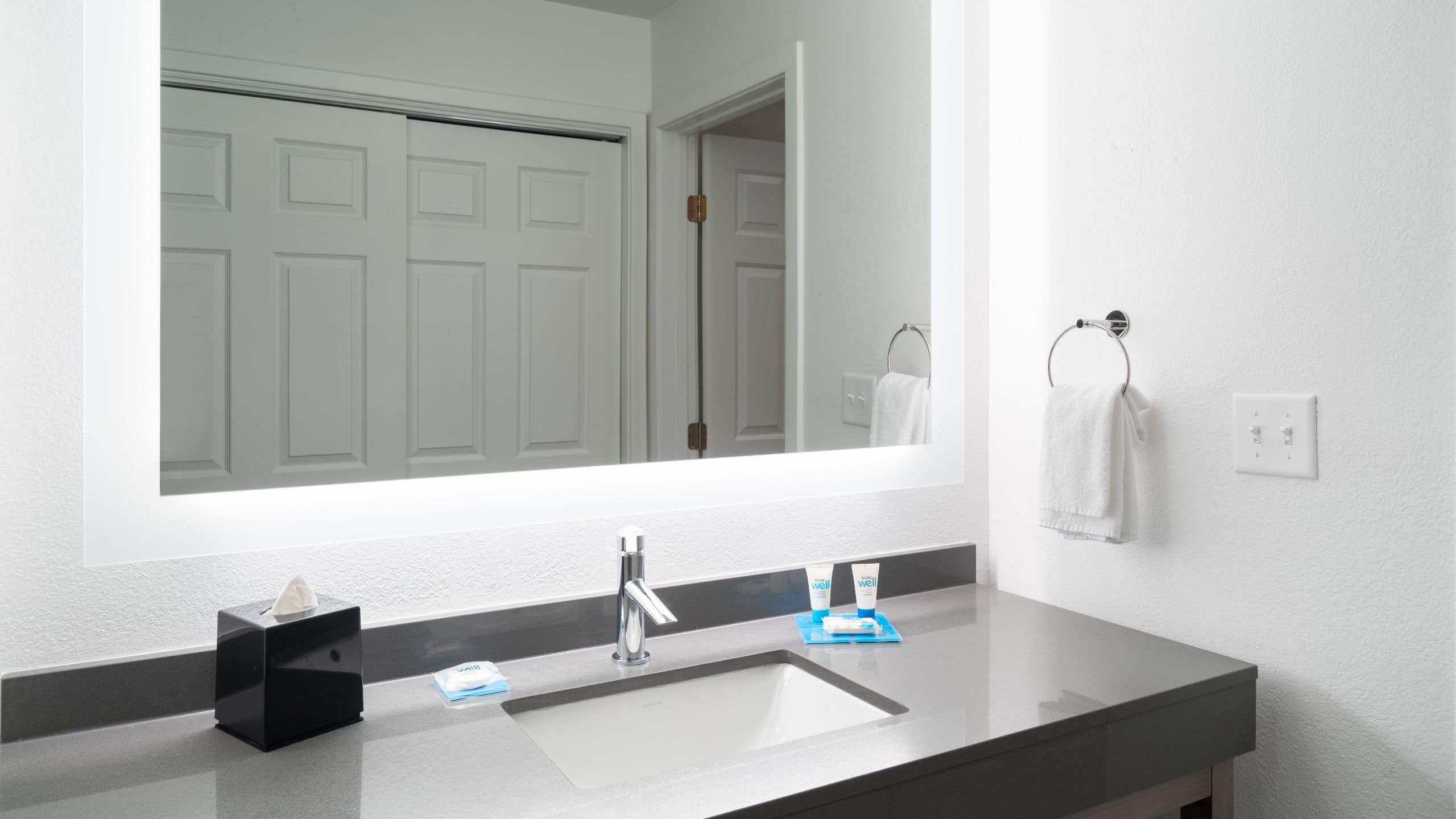 One Bedroom King Conference Suite plus sofa bed - Image 3