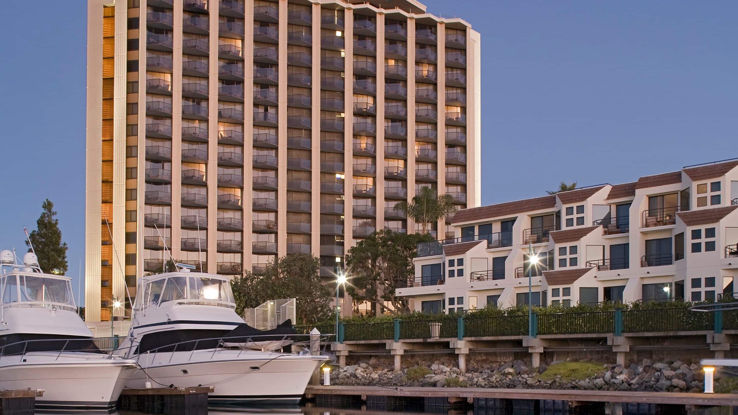 Marina Suite 2 Queen Beds with Accessible Shower - Image 4