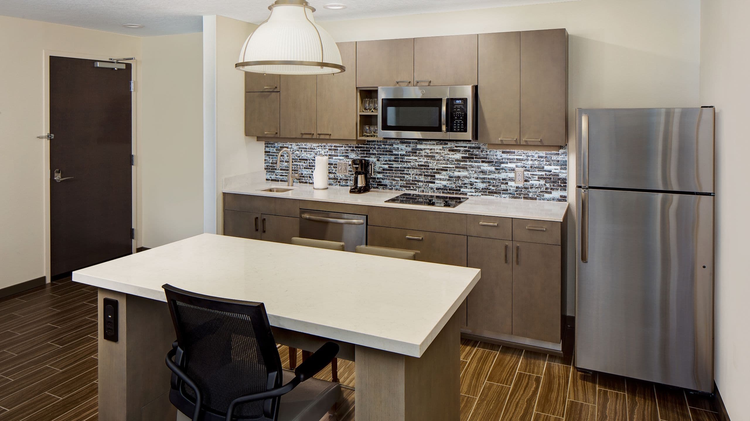 One Bedroom Kitchen Suite | Two Queen Beds (plus sofa bed) - Image 3