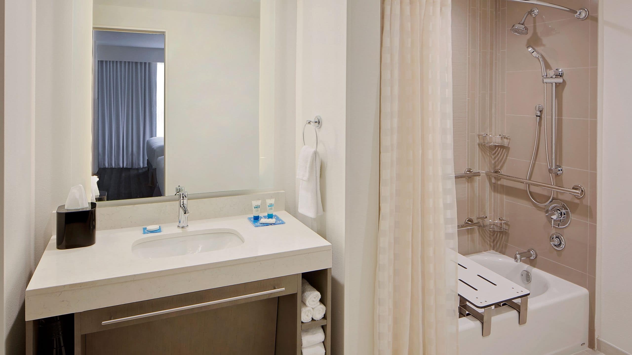 Accessible Den Guestroom/Tub | King Bed - Image 2