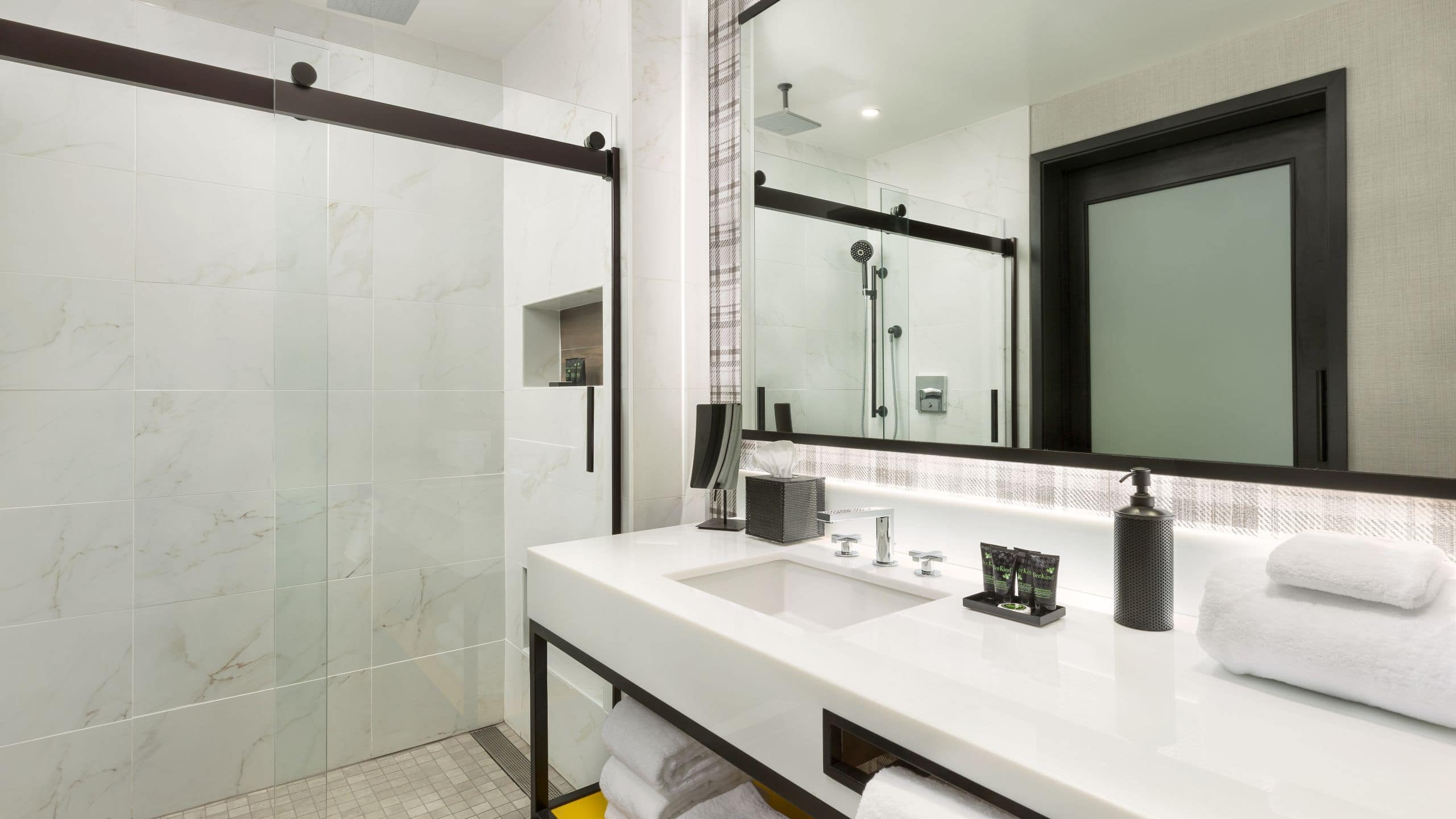 2 Queen Beds - Image 5