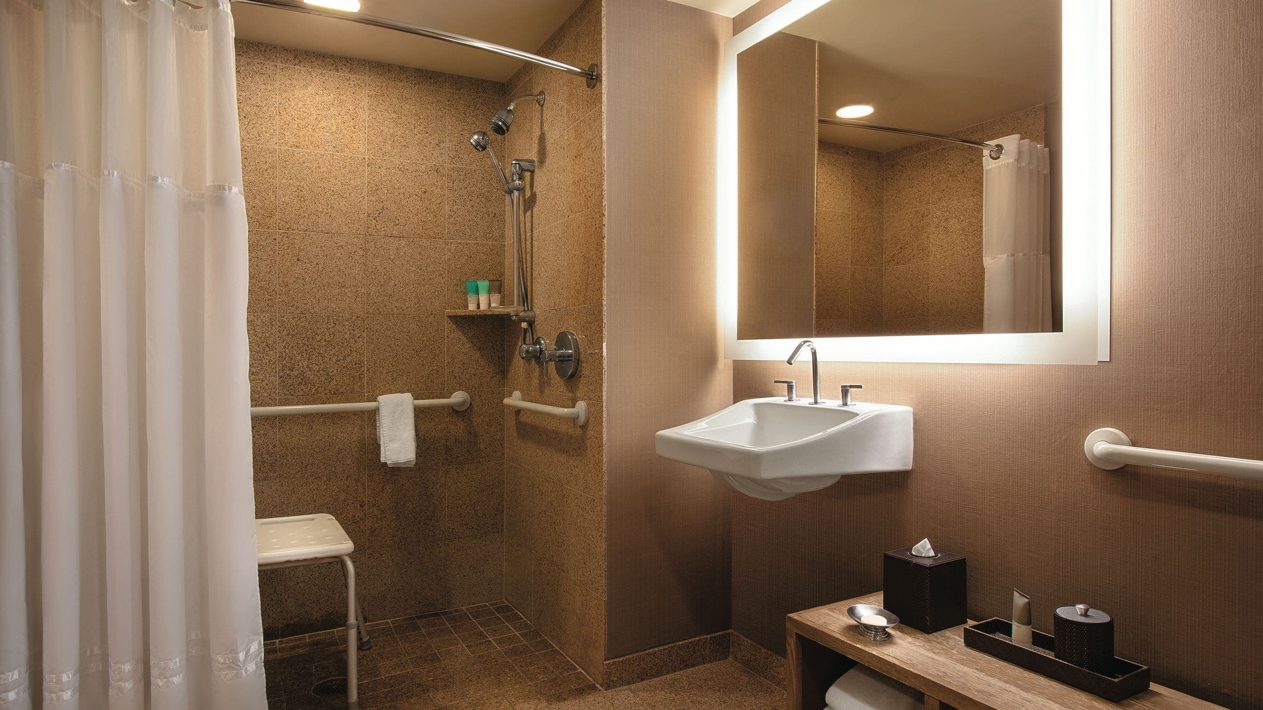 2 Queen Beds Accessible Shower - Image 2