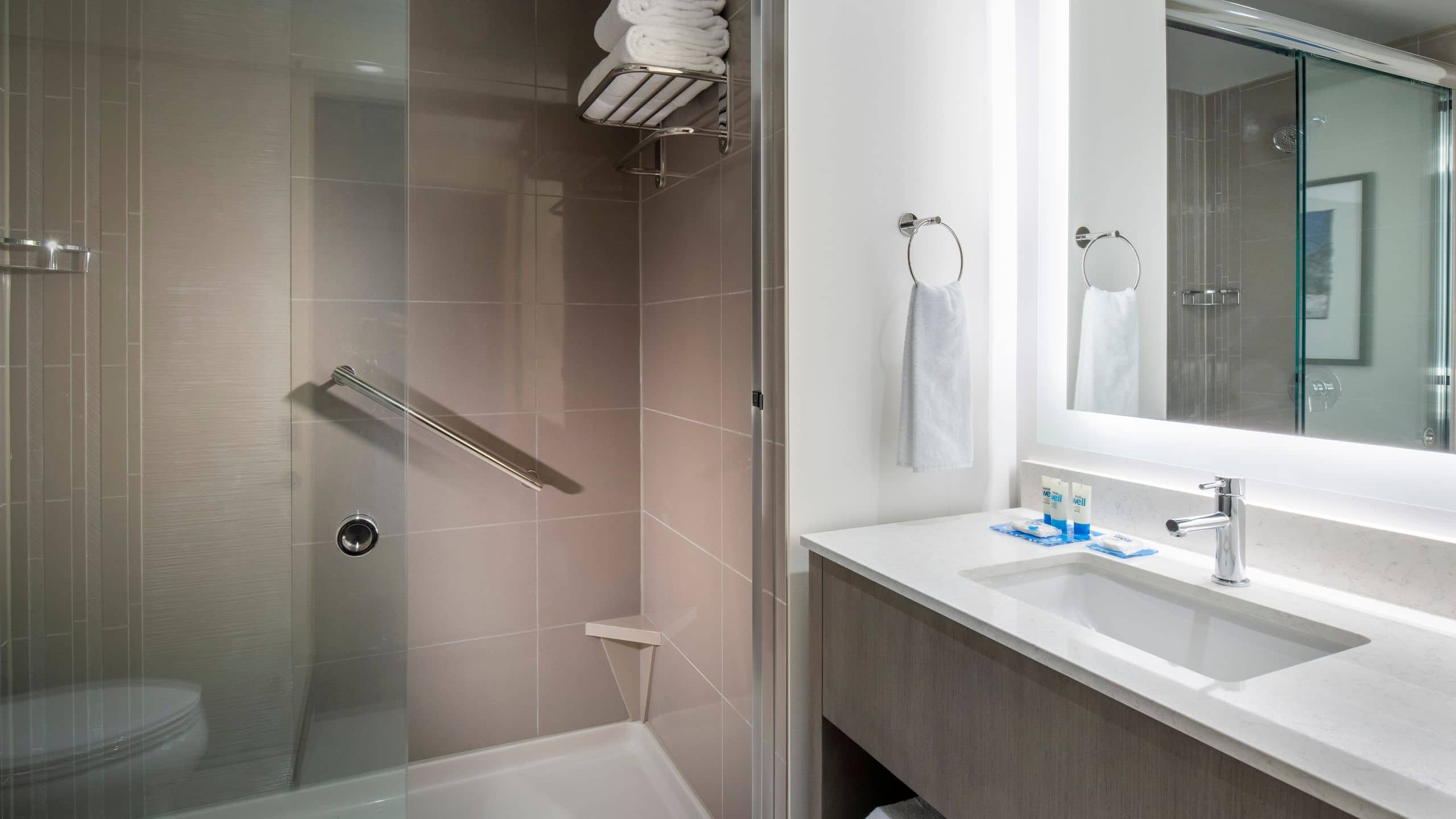 Den Guestroom | King Bed - Image 2