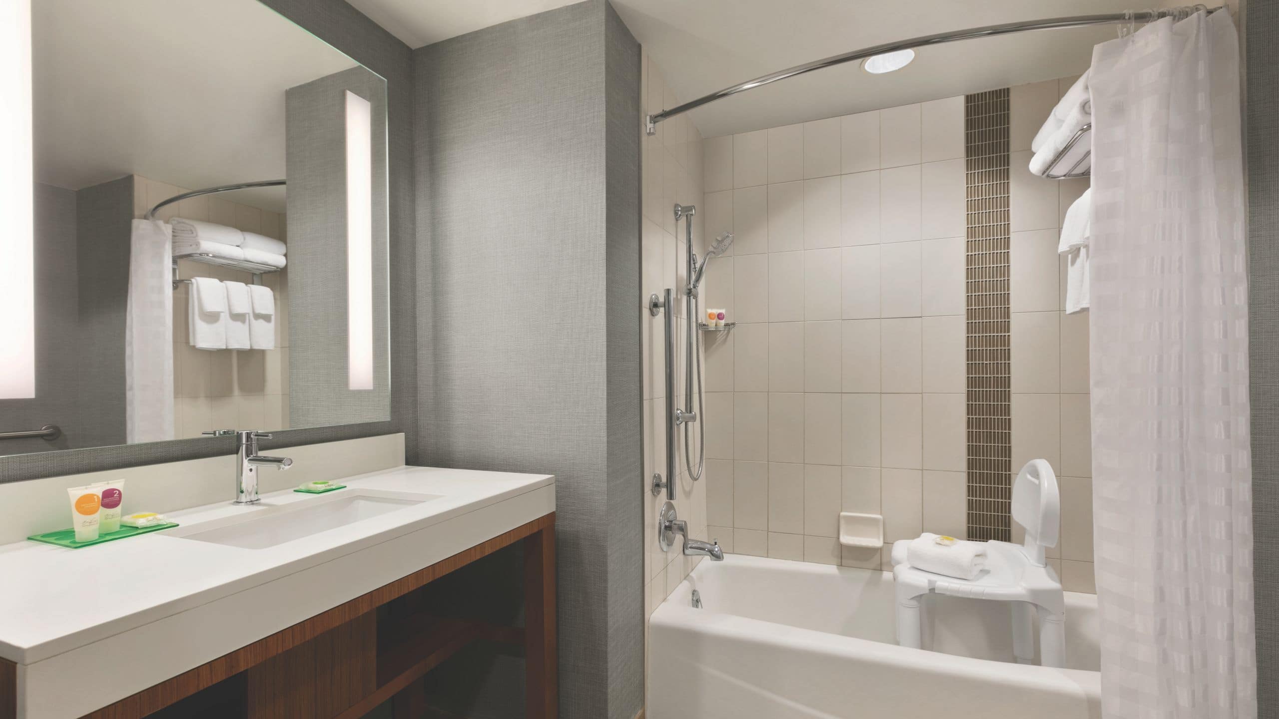 Accessible Two Queen Beds/Tub (with sofa bed) - Image 2