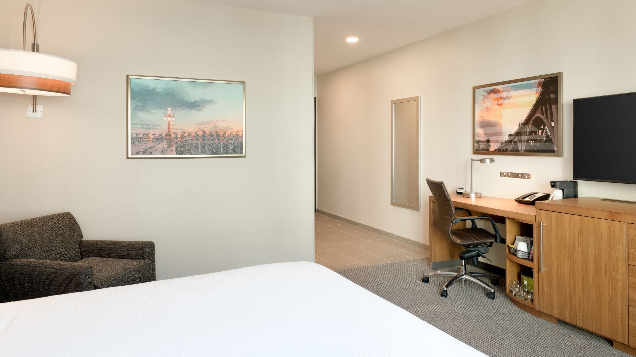 Accessible | King Bed / Tub - Image 2