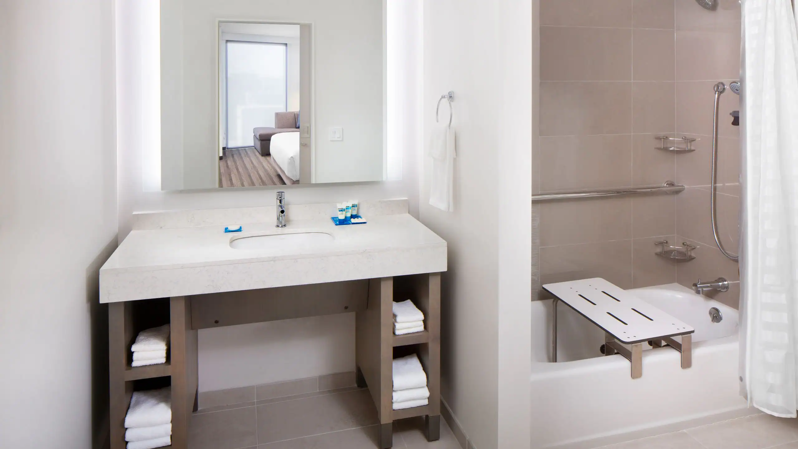 One Bedroom Kitchen Suite/Tub | Accessible Two Queen Beds (Plus Sofa Bed) - Image 2