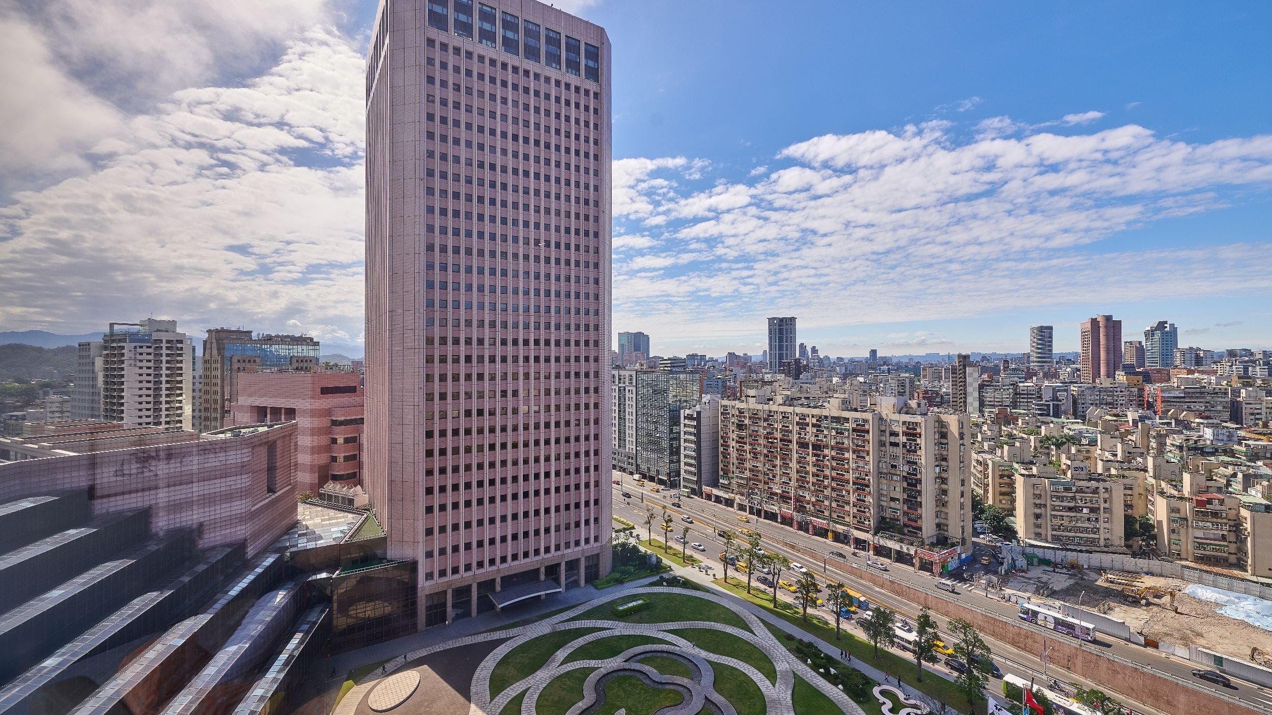 1 King Bed Club Access Deluxe - Image 5