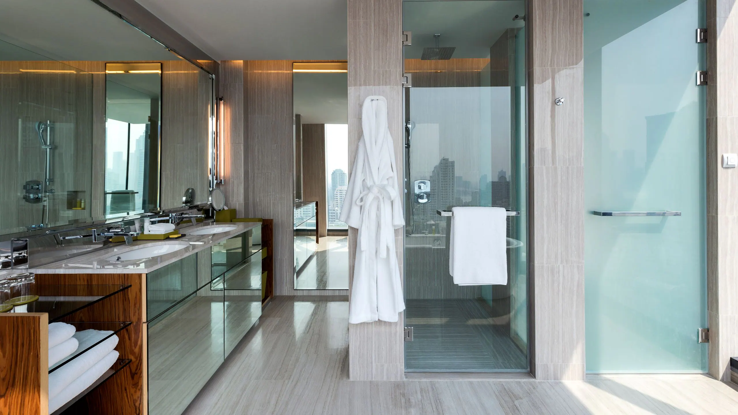 Regency Suite with 1 King Bed - Image 2