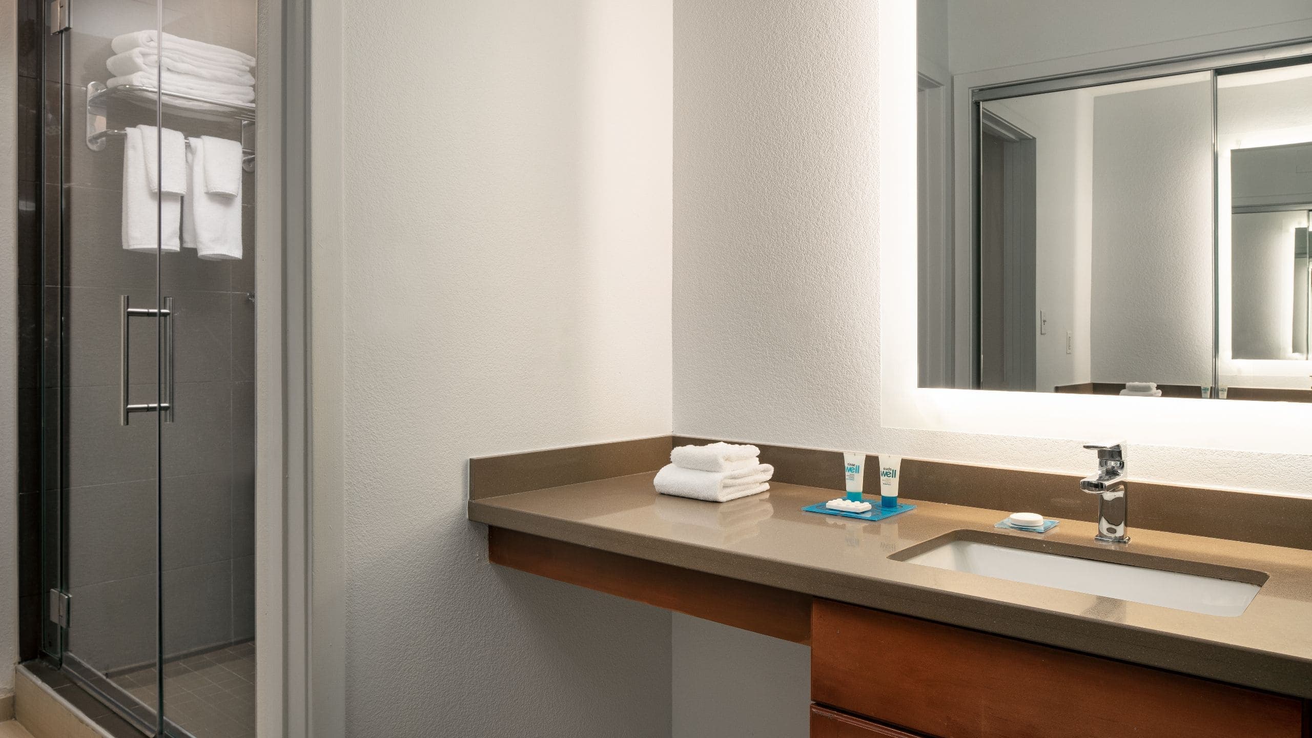 One Bedroom Two Doubles Suite - Image 5