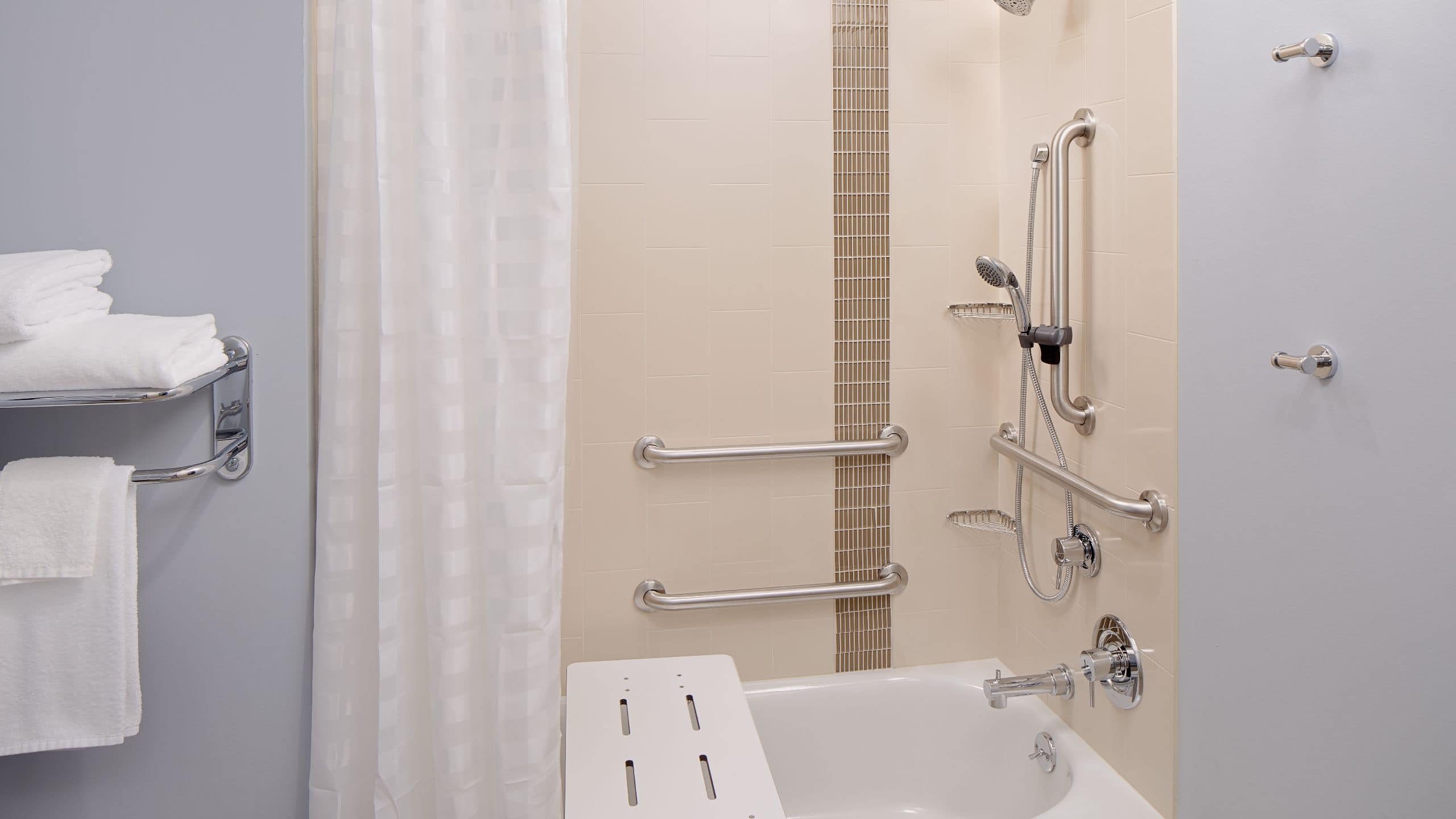 Accessible | Two Queen Beds / Tub (plus sofa bed) - Image 2