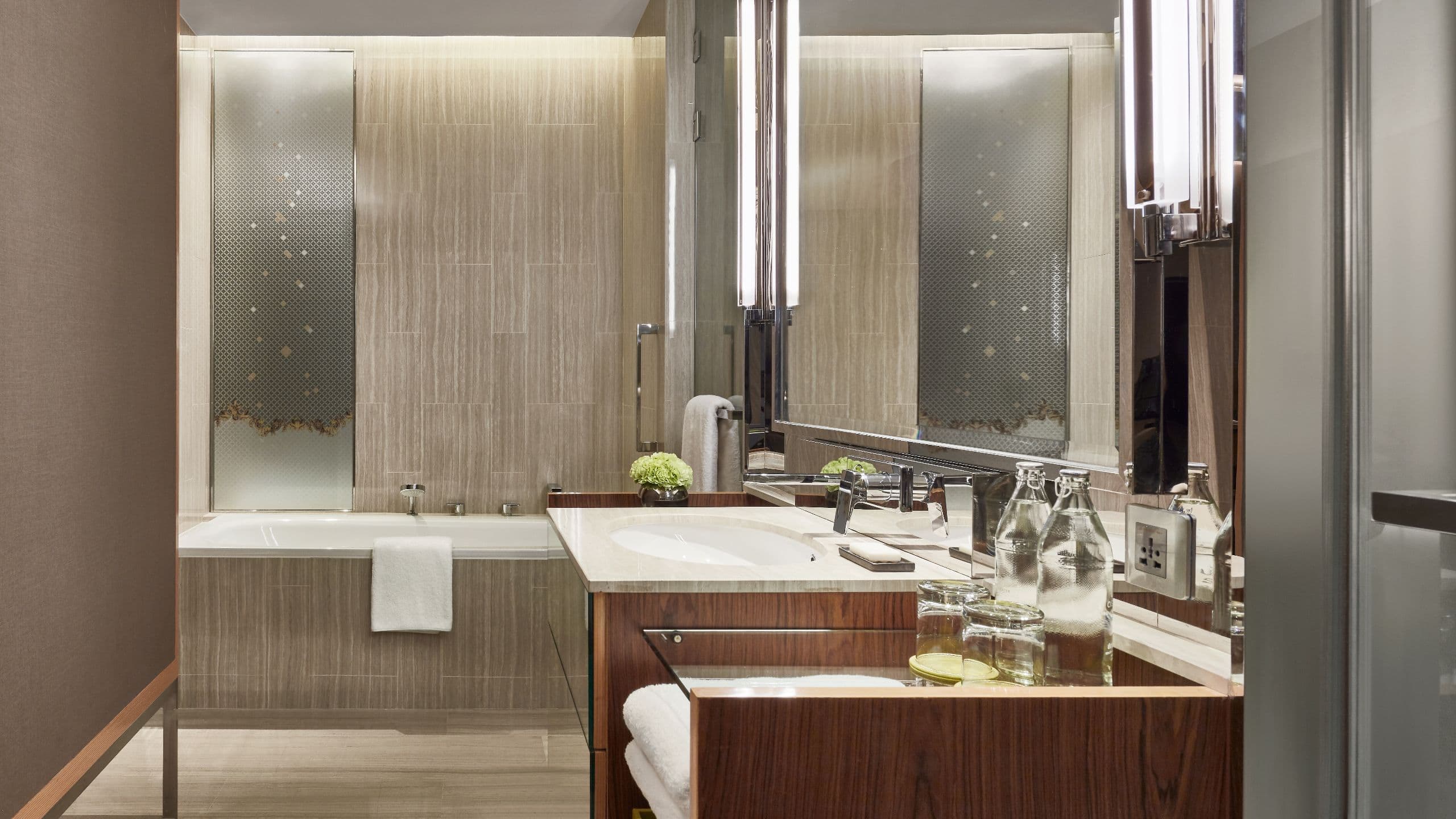 Hyatt Regency Bangkok Sukhumvit - Image 5