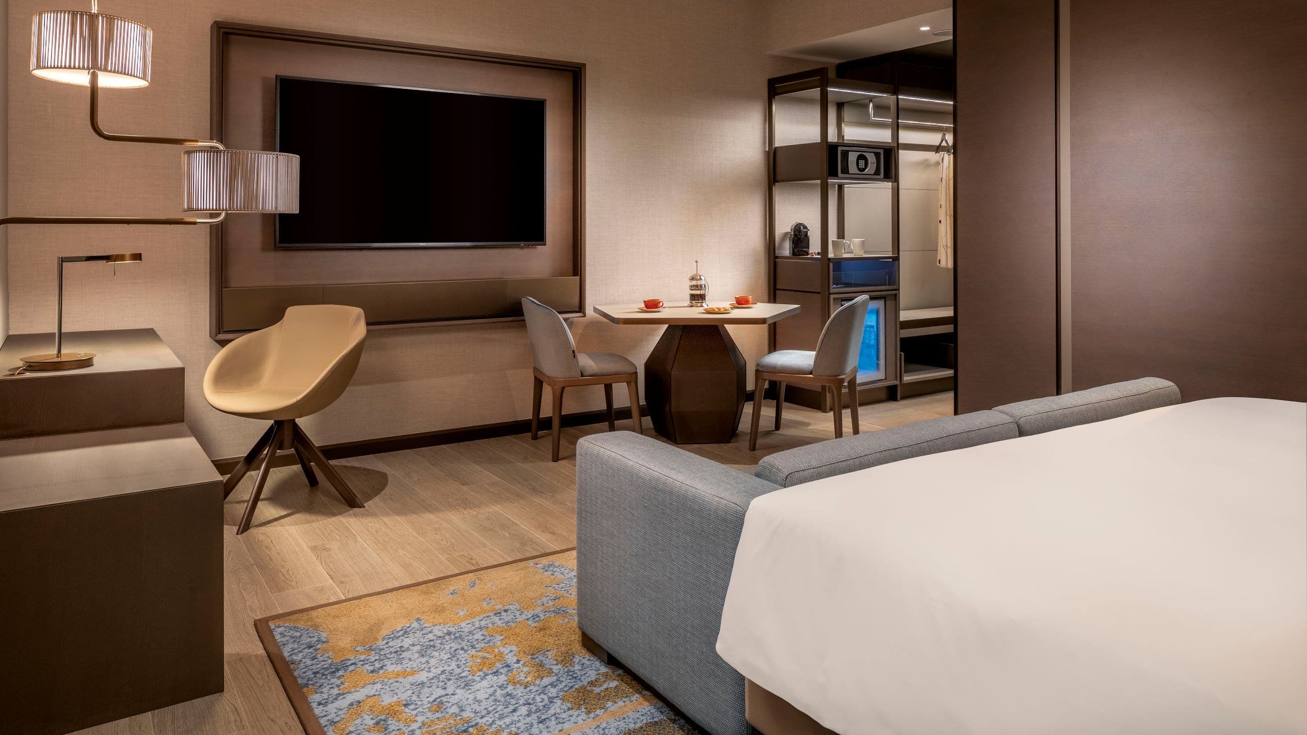 1 King Bed - Image 4