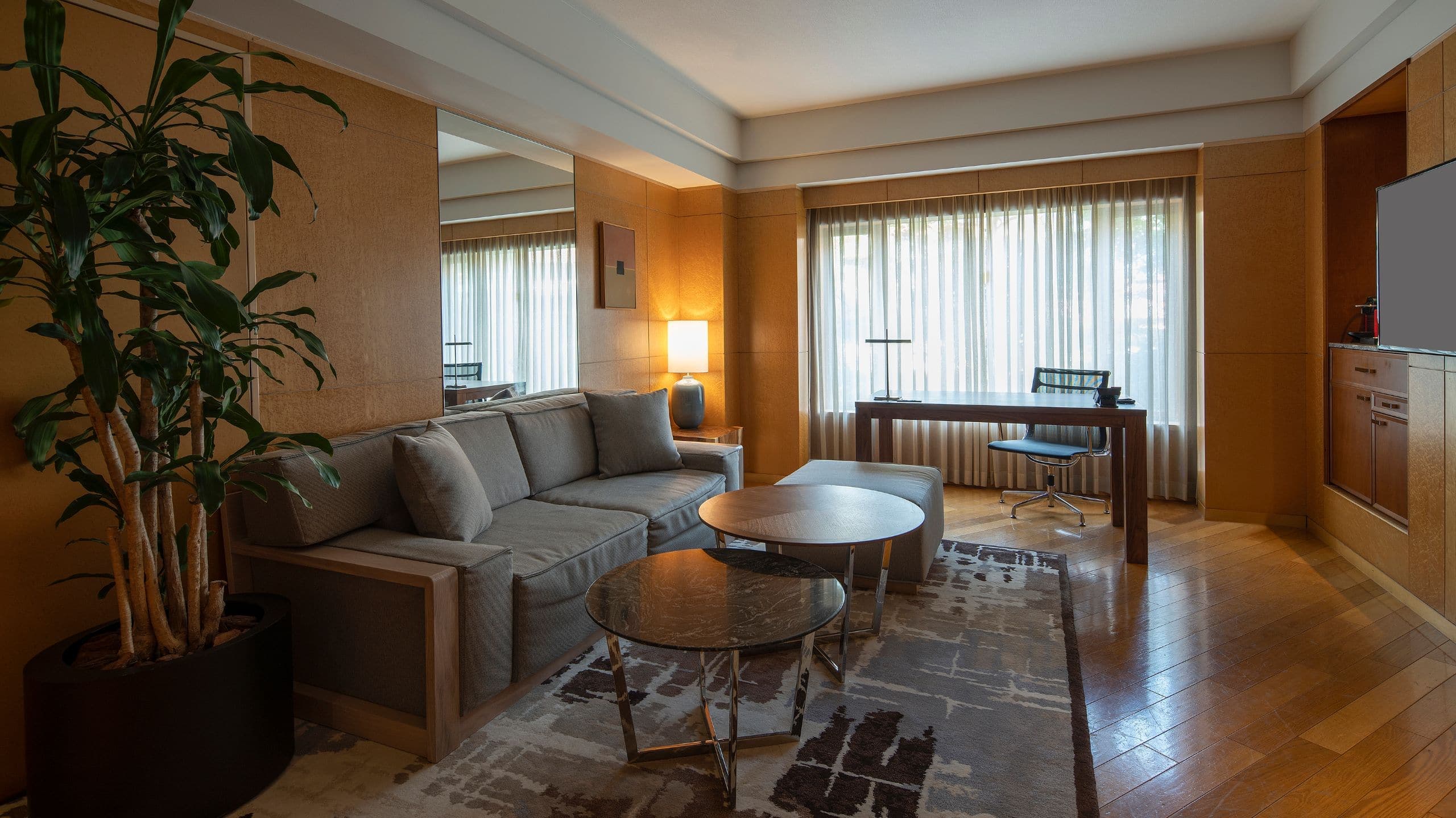 Grand Suite, 1 King Bed - Image 1