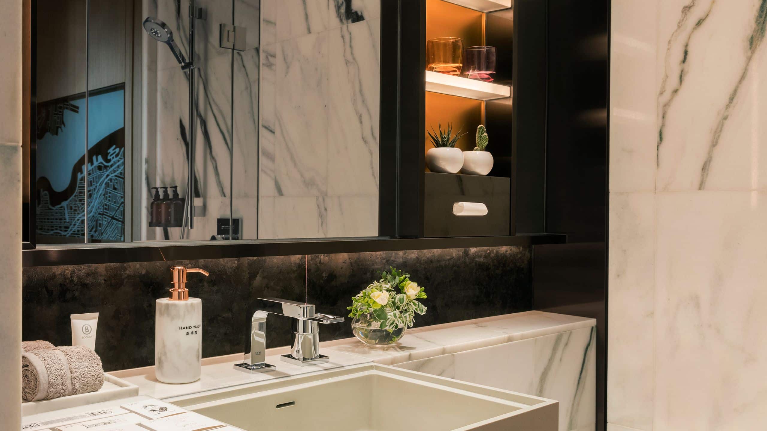 King Suite with 1 King Bed - Image 4