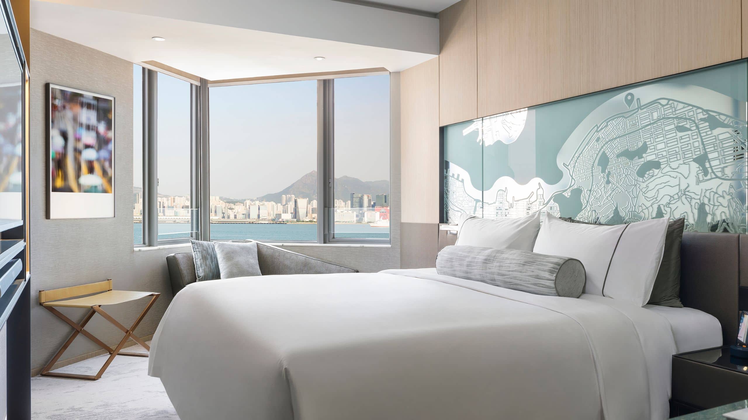 1 King Bed with Victoria Harbour Lounge Access - Image 2
