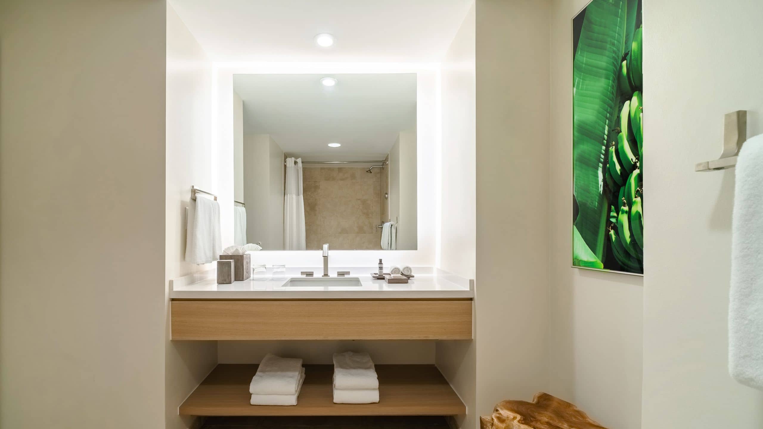 2 Queen Beds - Image 2