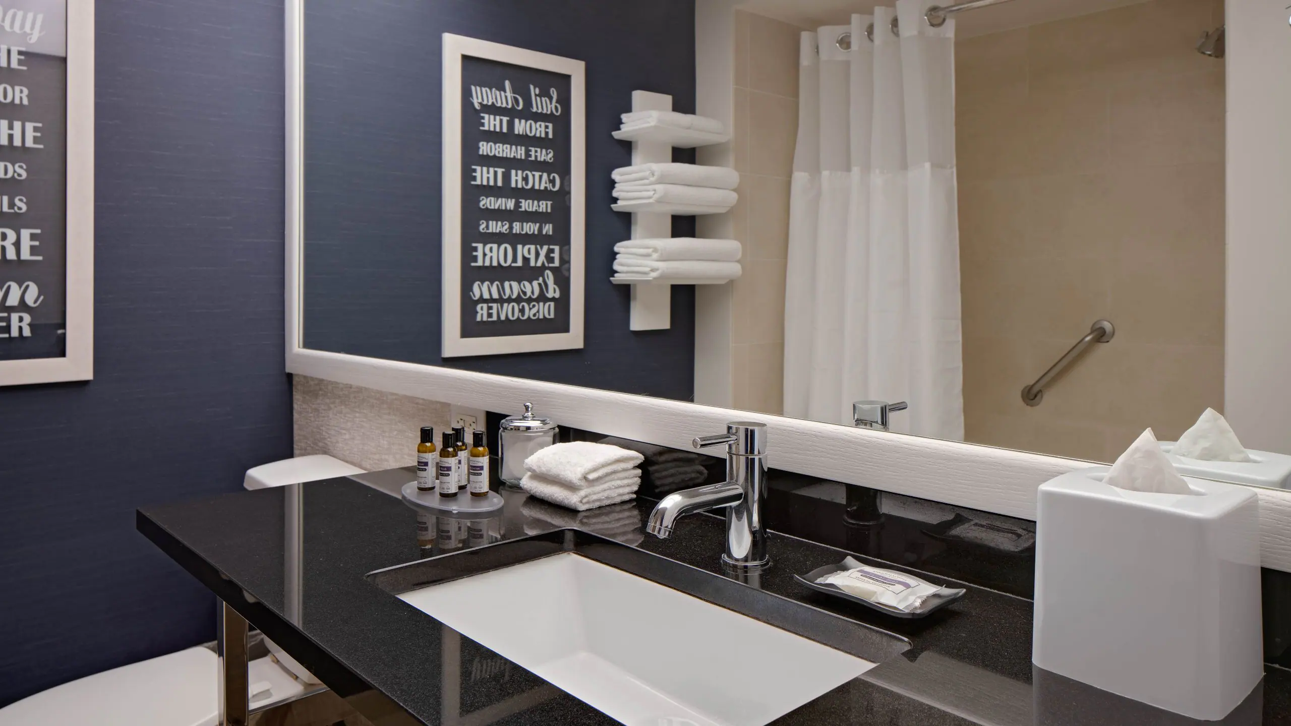 Marina Suite 2 Queen Beds with Accessible Shower - Image 2