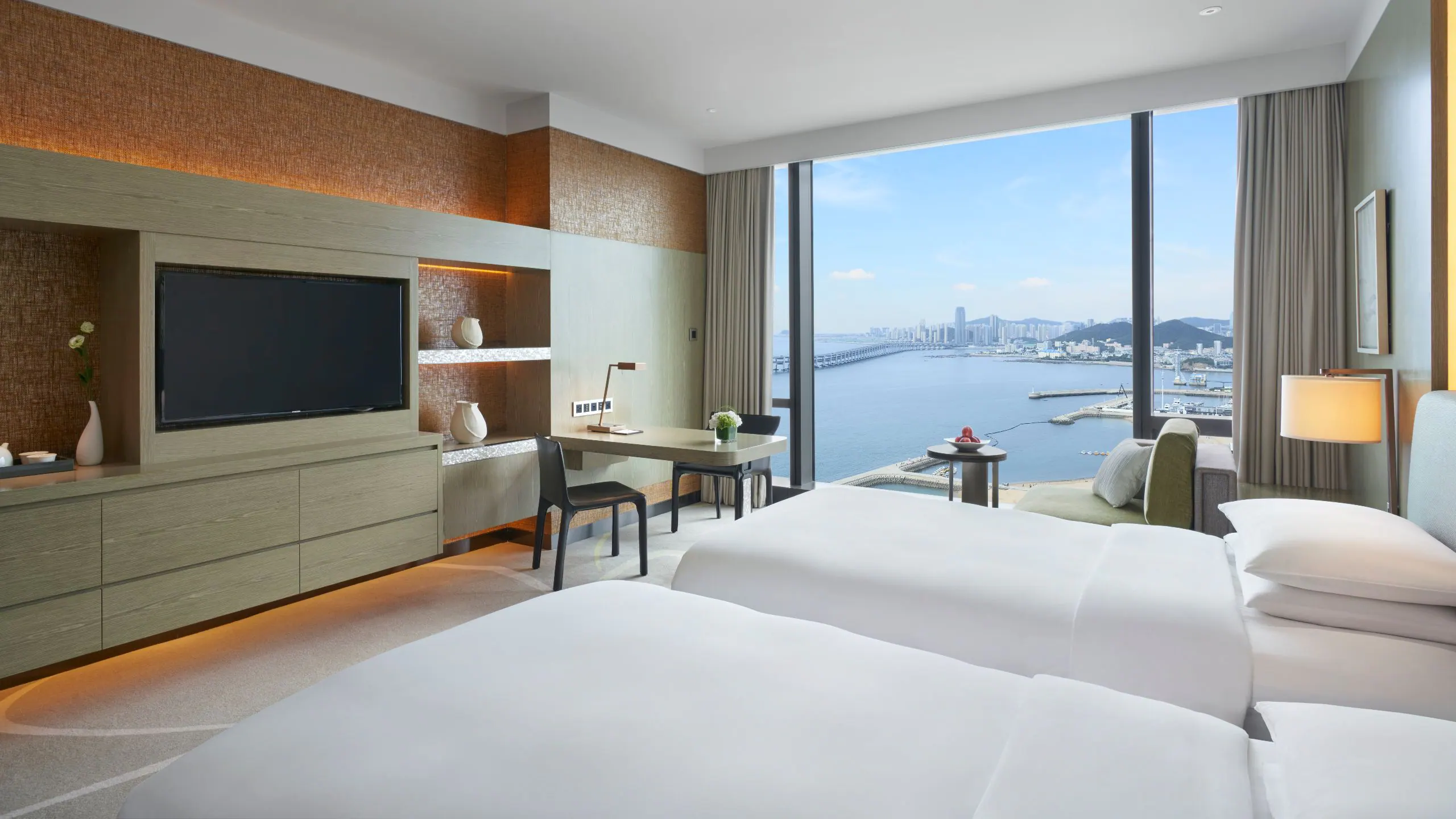2 Twin Beds, Ocean View - Image 2