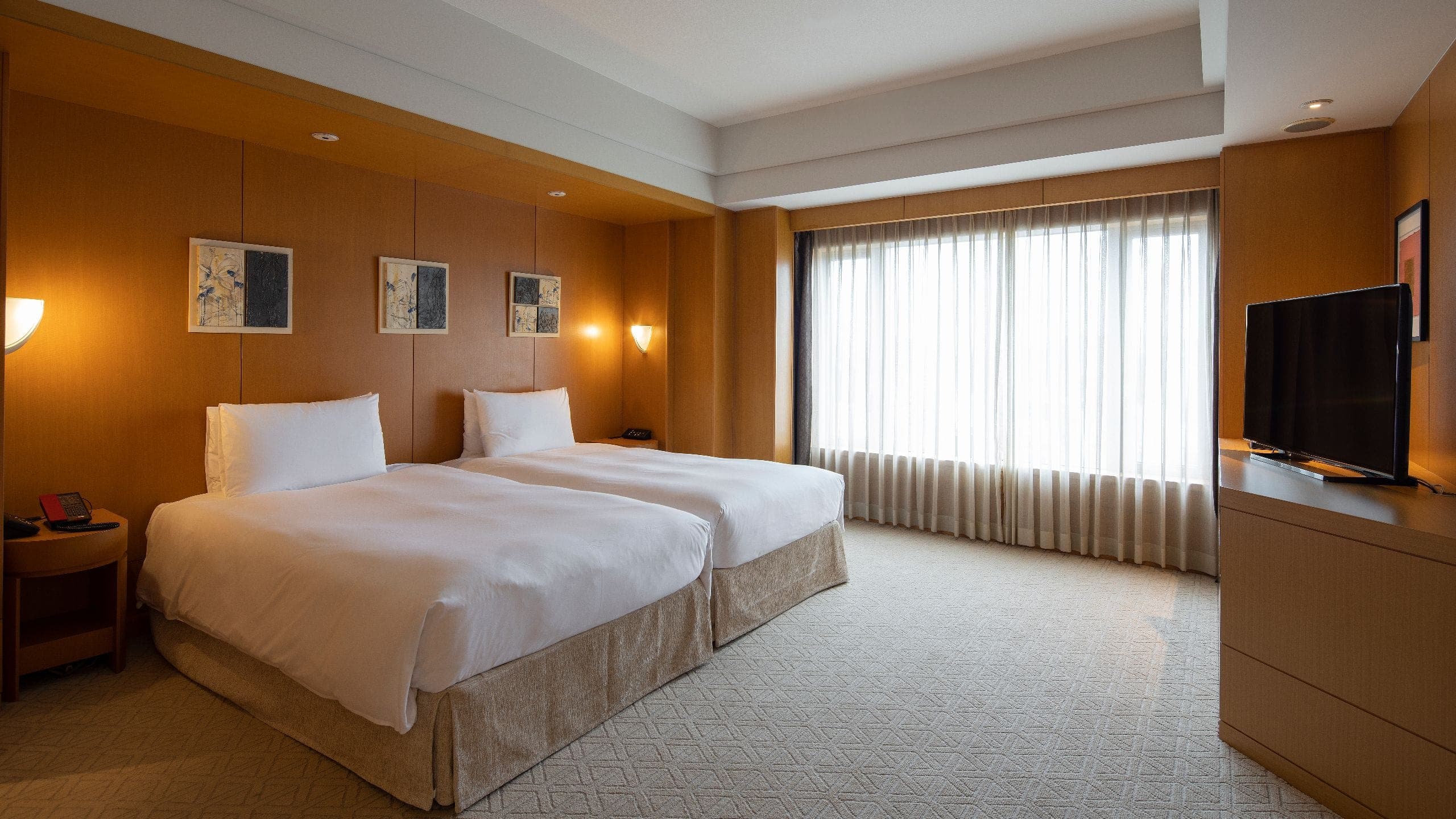 Executive Suite, 2 Twin Beds - Image 2