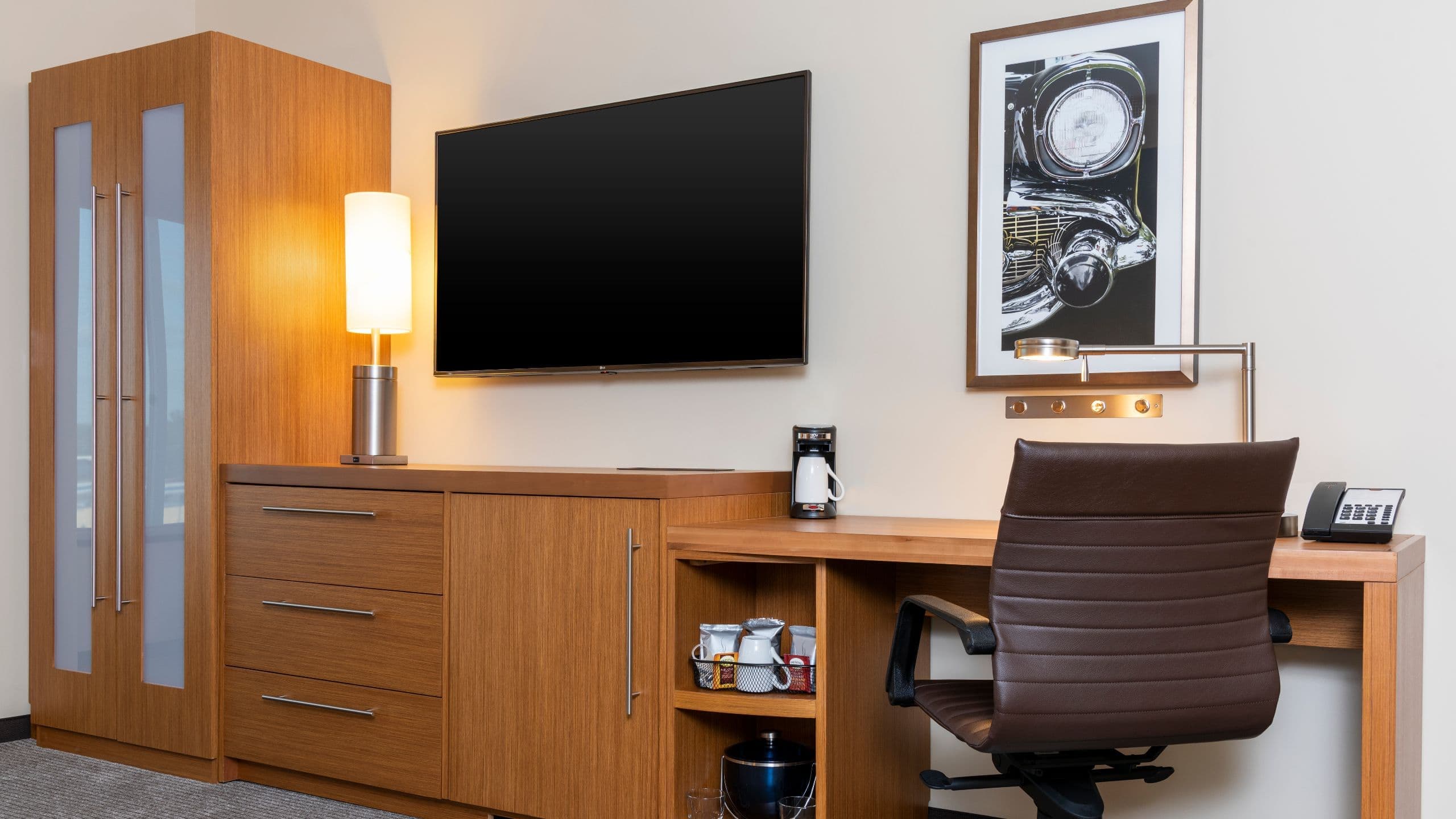 Accessible | King Bed (plus sofa bed) / Roll-In Shower - Image 6