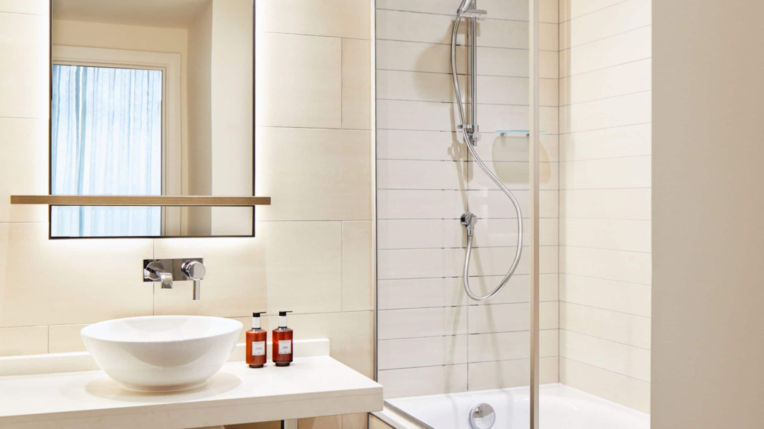 1 Bedroom Suite with Kitchenette - Image 8