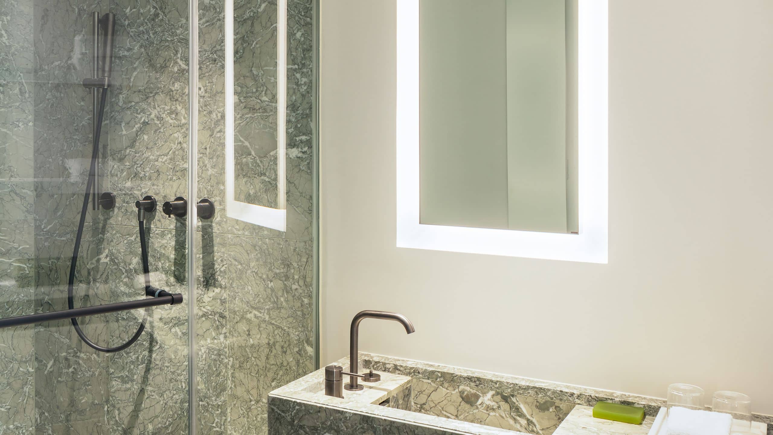 2 Twin Beds - Image 2