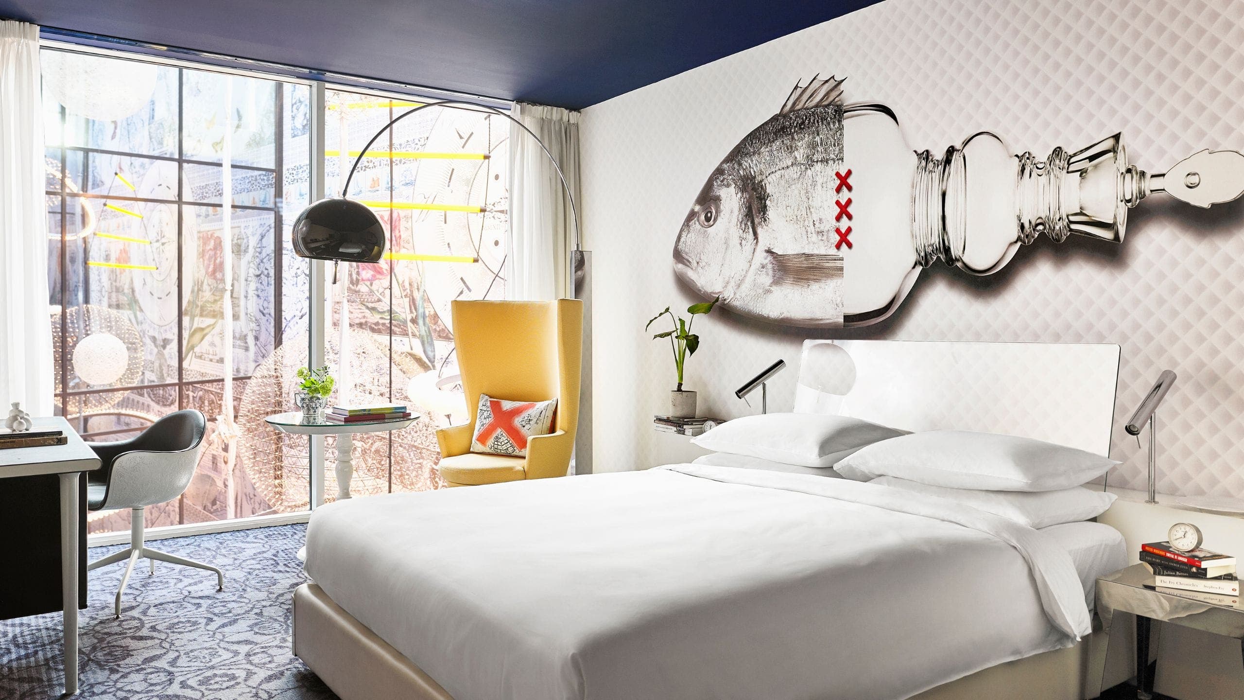 1 King Bed Atrium View - Image 4