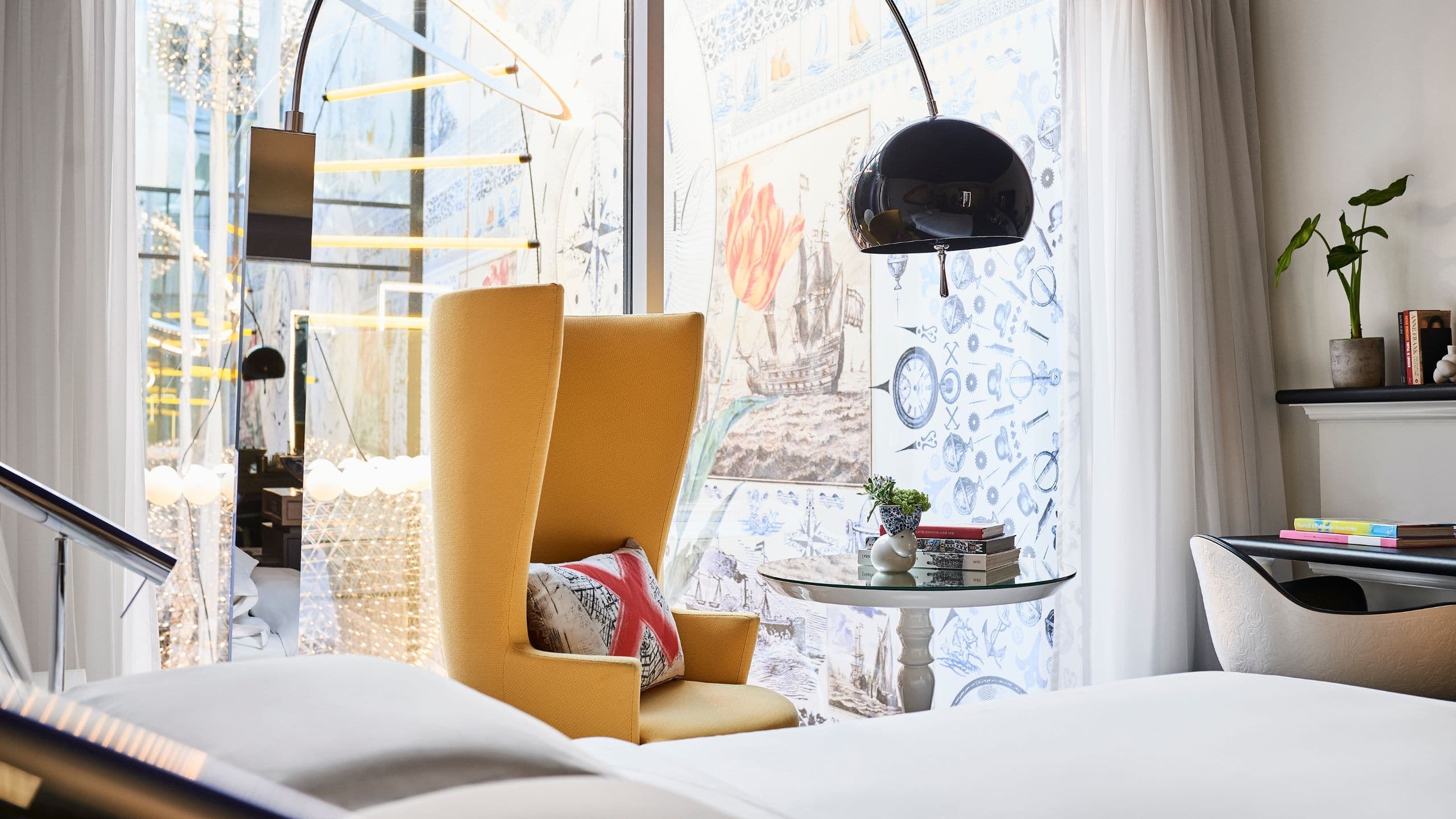 1 King Bed Atrium View - Image 5