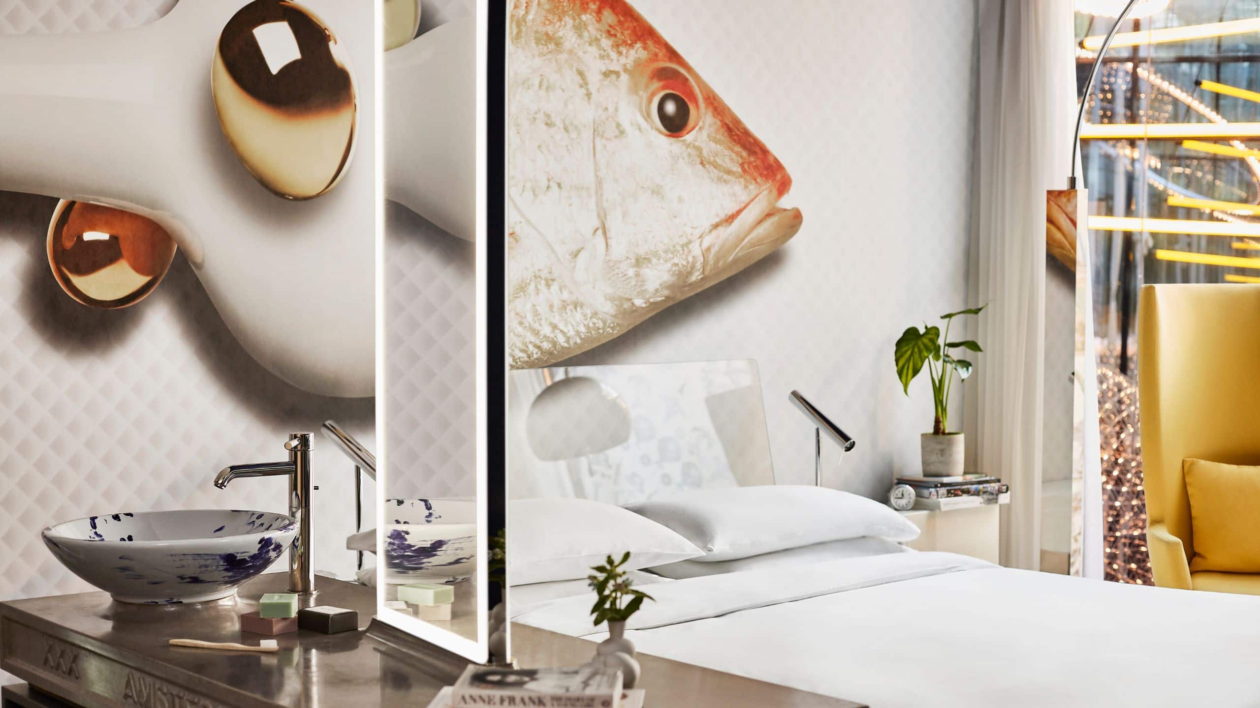 1 Queen Bed Atrium View - Image 4